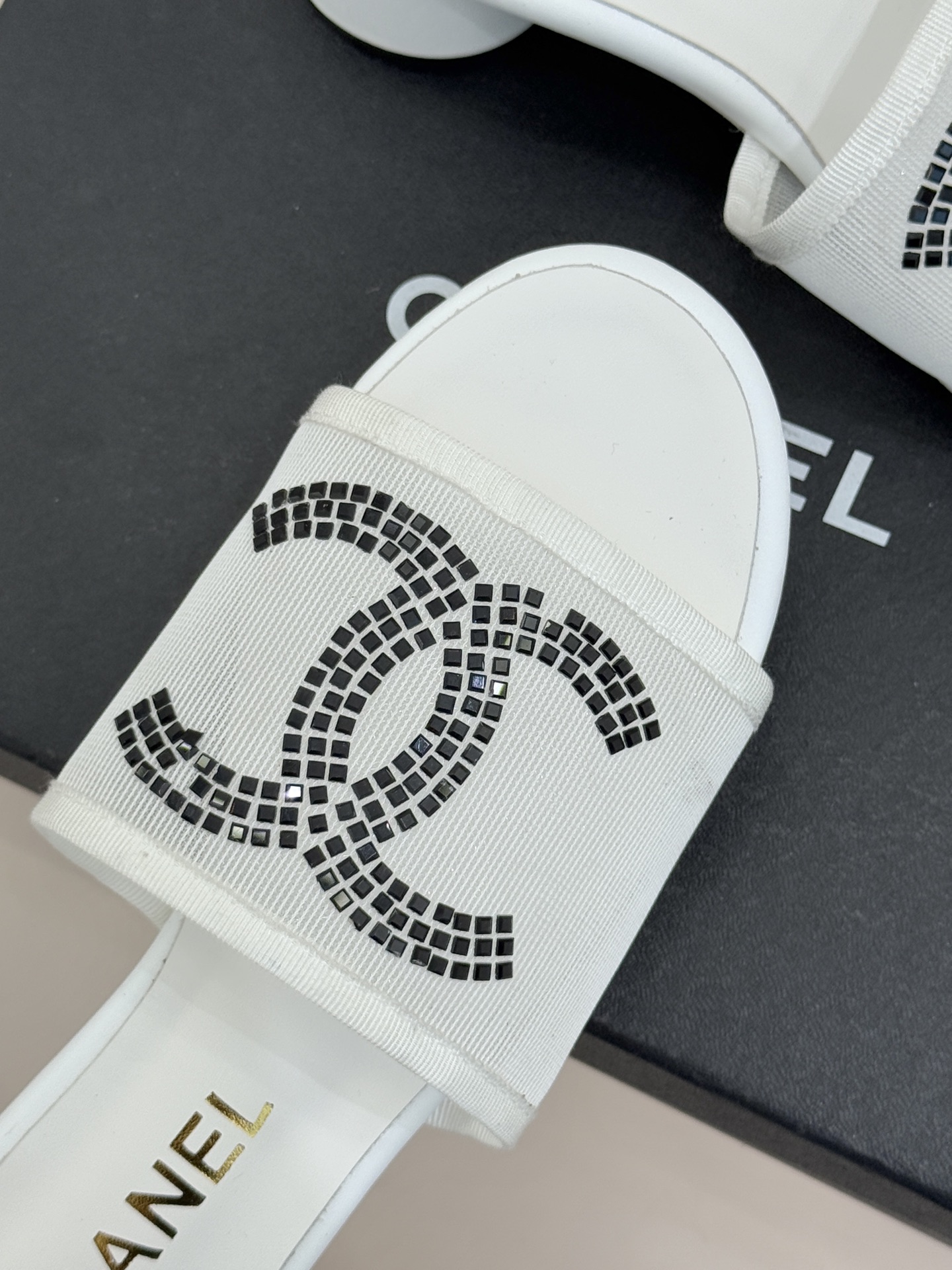 CHANE* ｜小香网纱双C水钻拖鞋将法式优雅与星光奢感完美相融。轻盈透视网纱自带朦胧仙气通透灵动 夏日