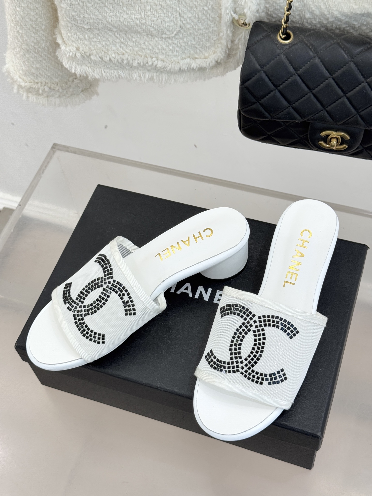 CHANE* ｜小香网纱双C水钻拖鞋将法式优雅与星光奢感完美相融。轻盈透视网纱自带朦胧仙气通透灵动 夏日