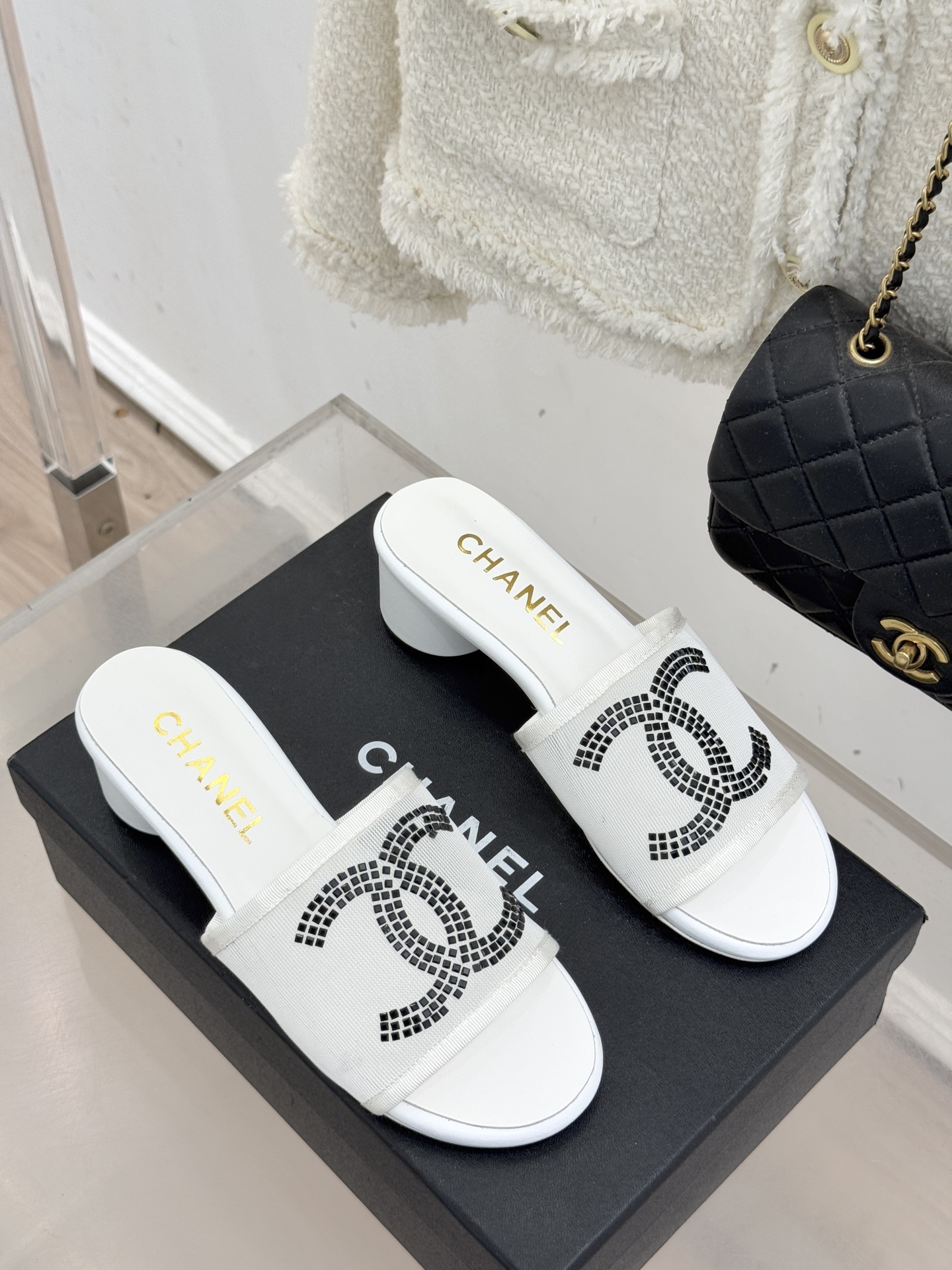 CHANE* ｜小香网纱双C水钻拖鞋将法式优雅与星光奢感完美相融。轻盈透视网纱自带朦胧仙气通透灵动 夏日