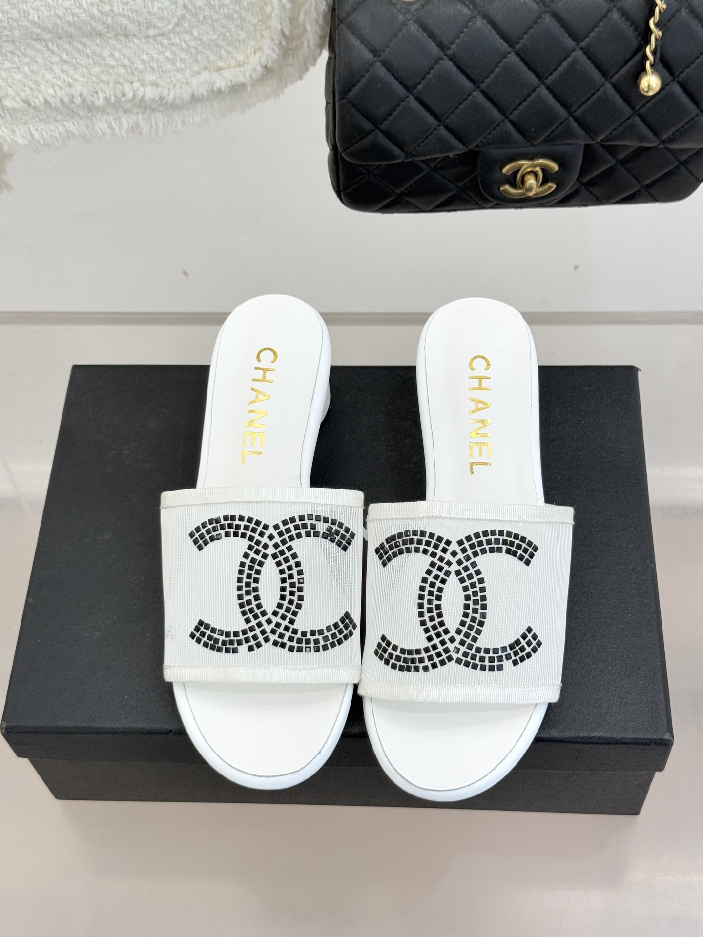 CHANE* ｜小香网纱双C水钻拖鞋将法式优雅与星光奢感完美相融。轻盈透视网纱自带朦胧仙气通透灵动 夏日