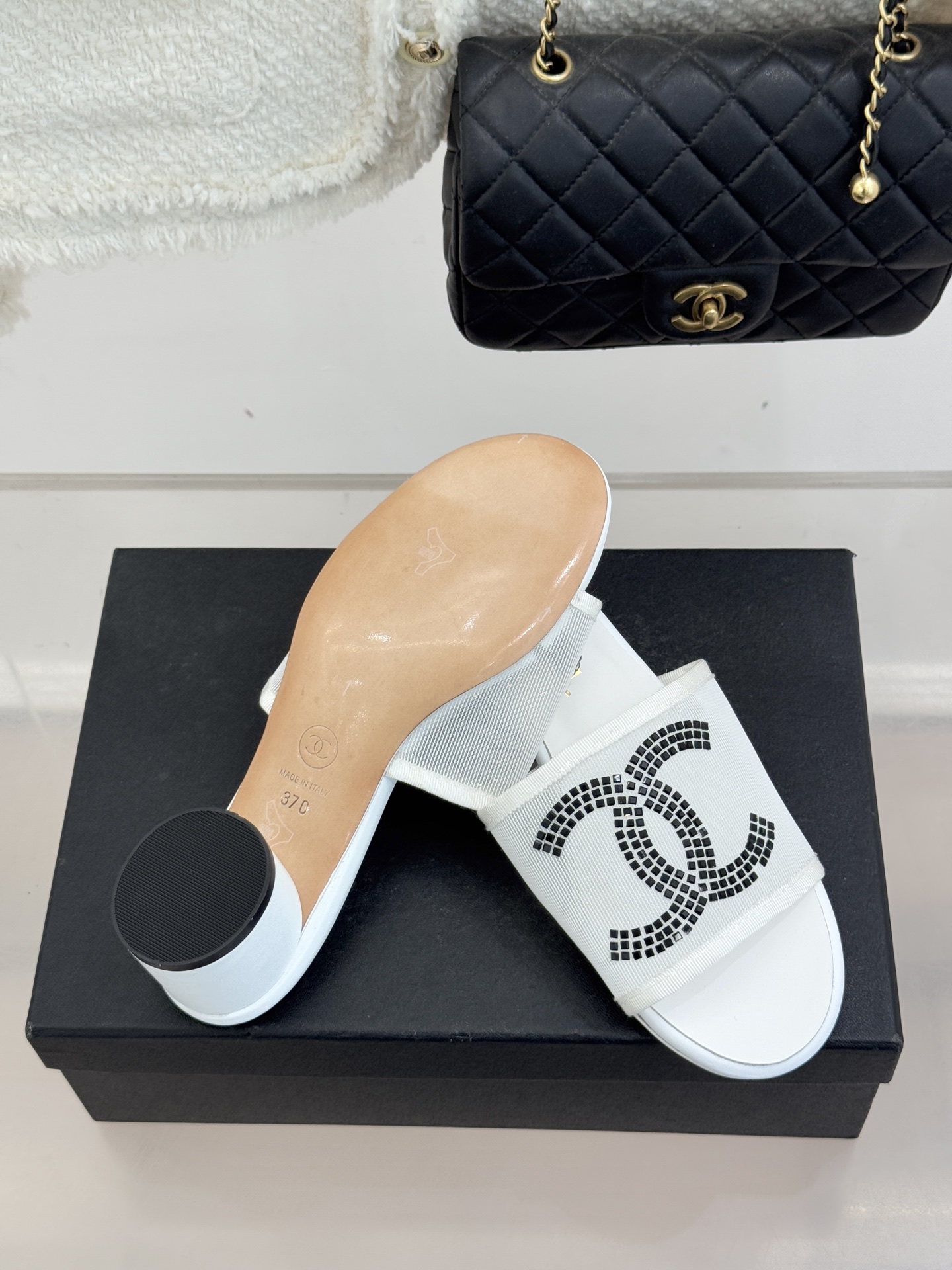 CHANE* ｜小香网纱双C水钻拖鞋将法式优雅与星光奢感完美相融。轻盈透视网纱自带朦胧仙气通透灵动 夏日