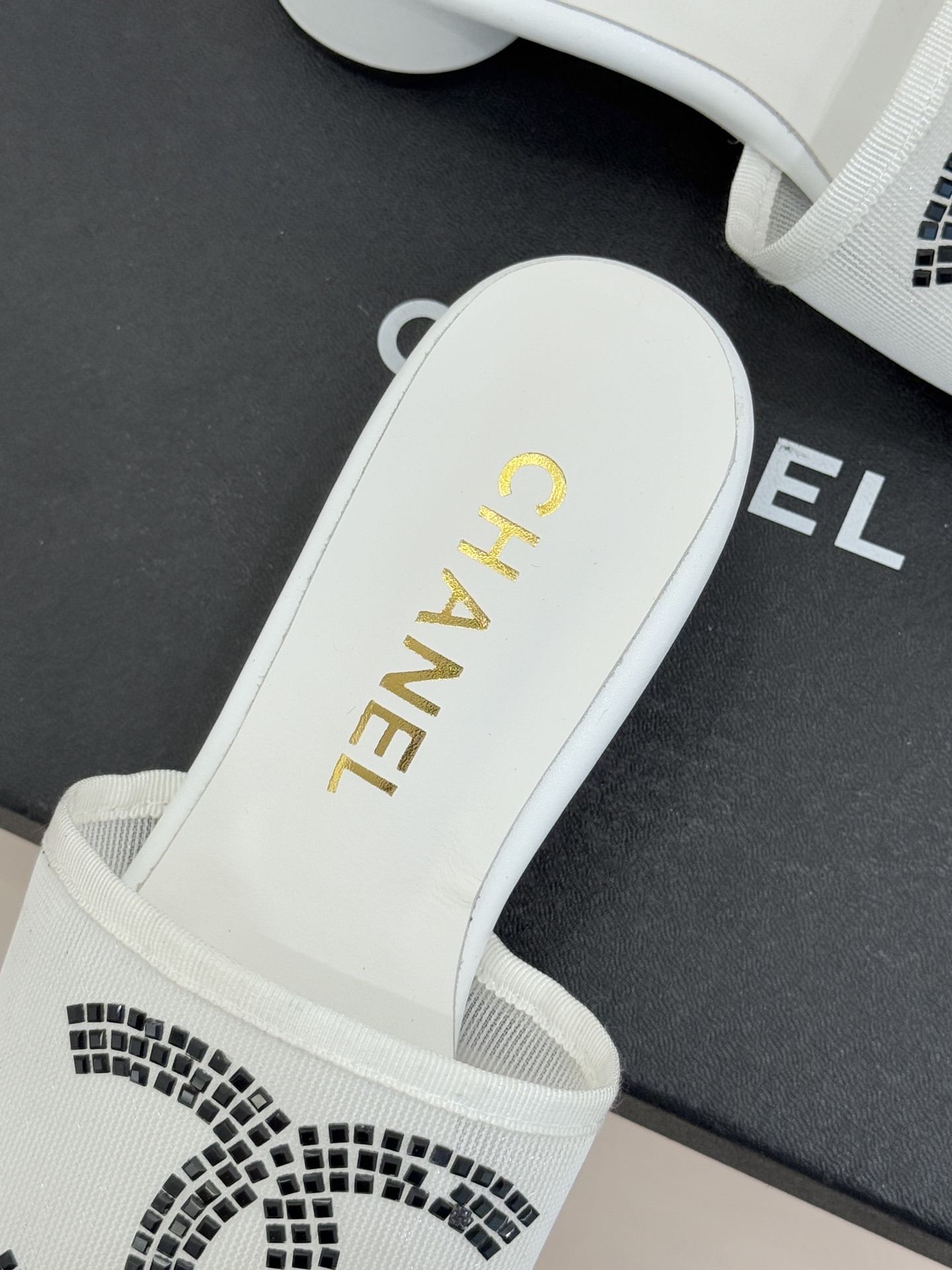 CHANE* ｜小香网纱双C水钻拖鞋将法式优雅与星光奢感完美相融。轻盈透视网纱自带朦胧仙气通透灵动 夏日