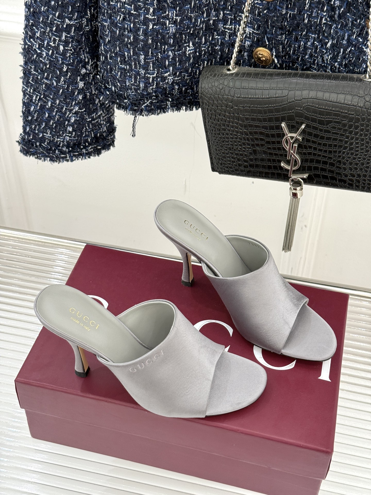 Gucci/古驰26WF新品真丝微标高跟拖鞋以丝缎柔光勾勒意式慵懒贵气。甄选细腻真丝面料 触感柔滑亲肤自