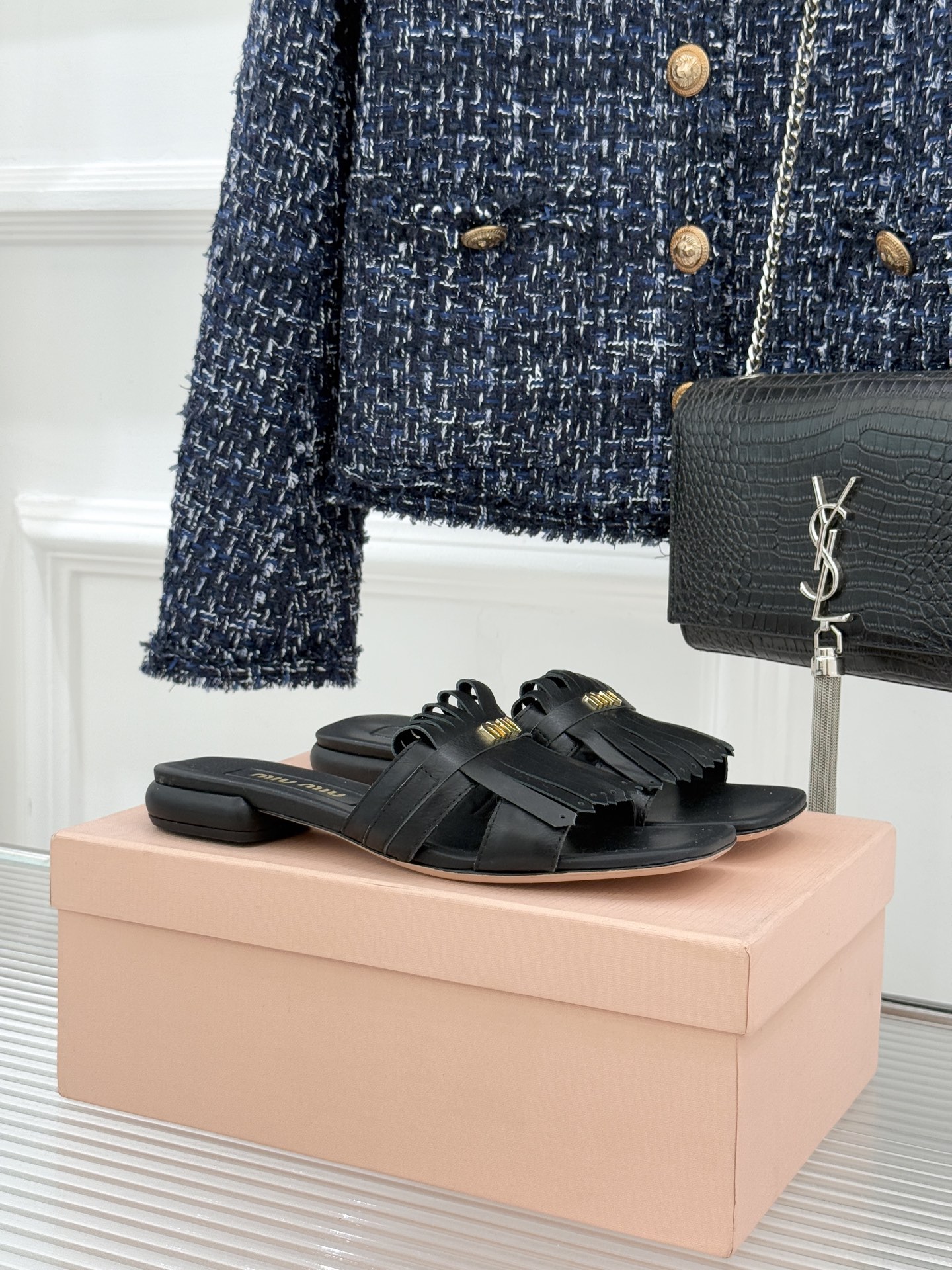 Miu Miu/缪缪26WF早春新品字母流苏猫跟拖鞋将灵动少女感与轻奢格调完美融合。鞋面饰有品牌字母标识