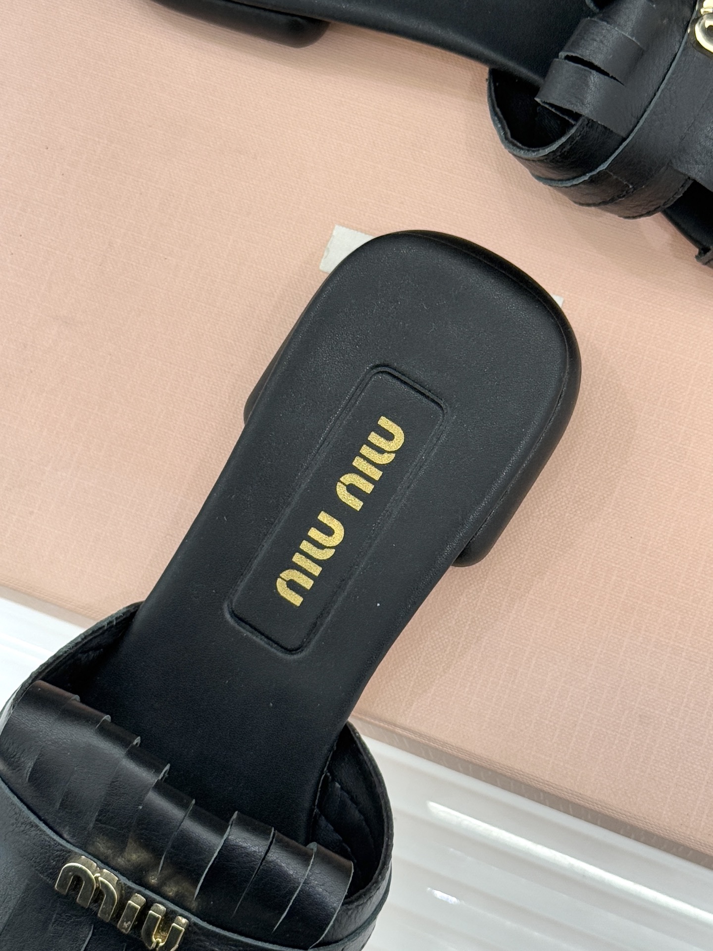 Miu Miu/缪缪26WF早春新品字母流苏猫跟拖鞋将灵动少女感与轻奢格调完美融合。鞋面饰有品牌字母标识