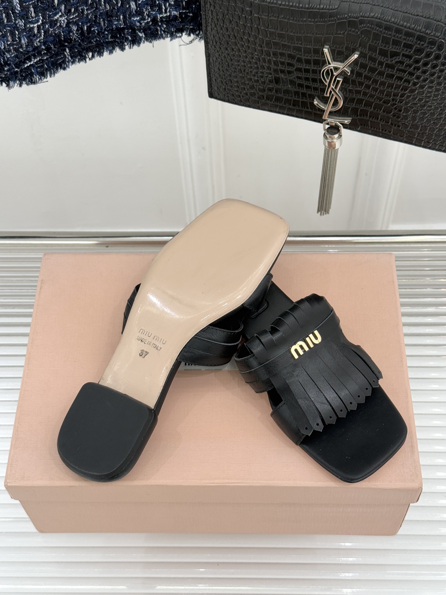 Miu Miu/缪缪26WF早春新品字母流苏猫跟拖鞋将灵动少女感与轻奢格调完美融合。鞋面饰有品牌字母标识