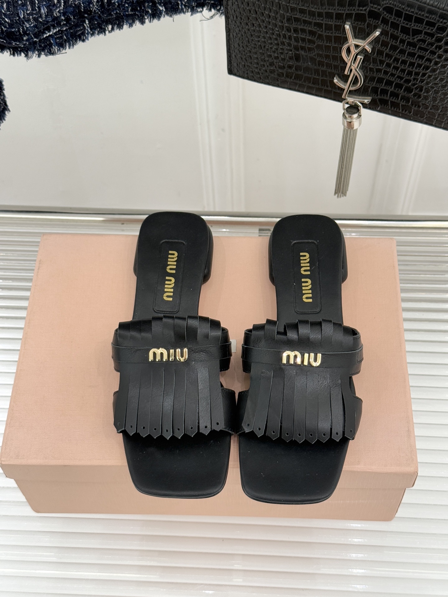 Miu Miu/缪缪26WF早春新品字母流苏猫跟拖鞋将灵动少女感与轻奢格调完美融合。鞋面饰有品牌字母标识