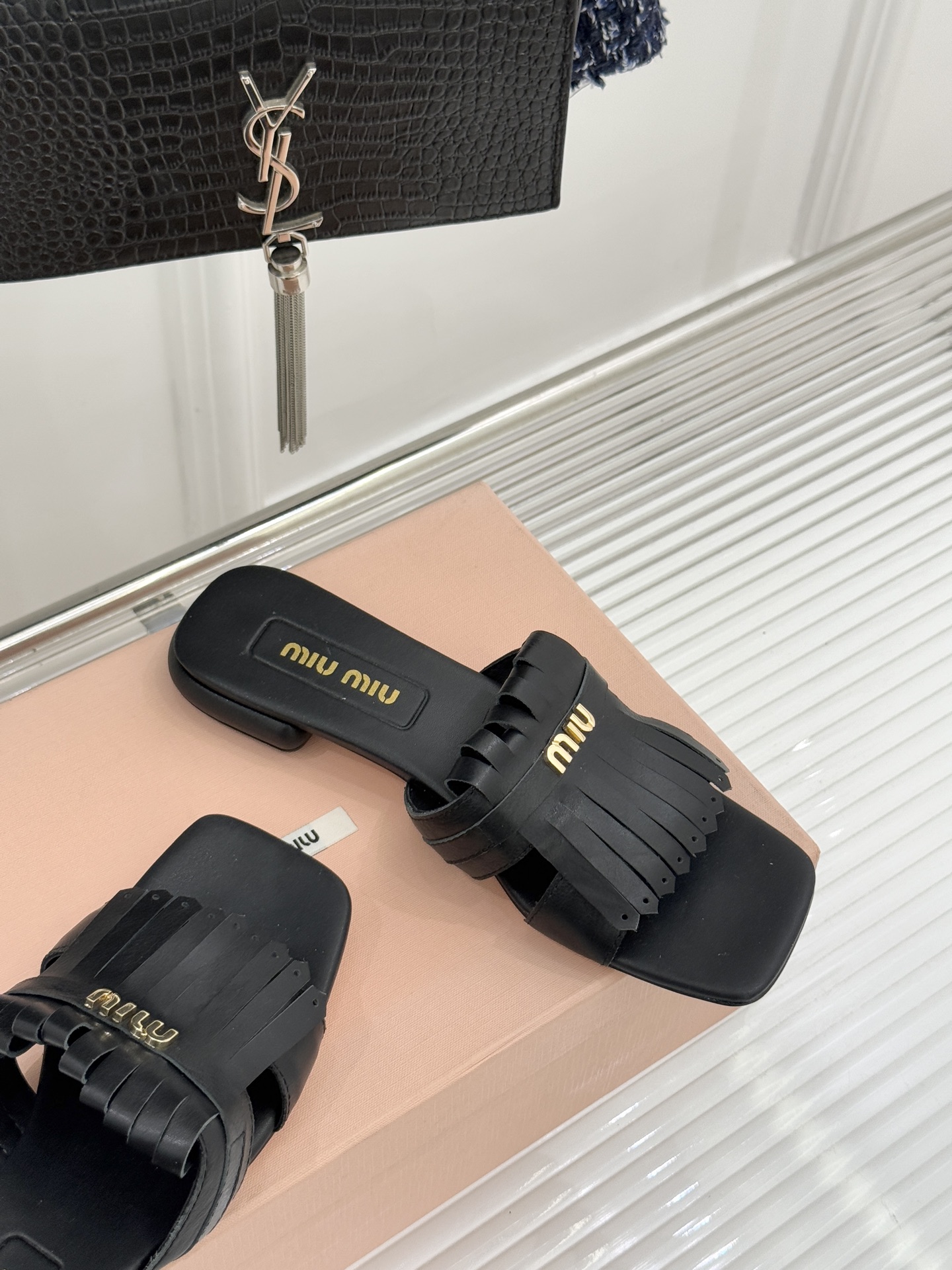 Miu Miu/缪缪26WF早春新品字母流苏猫跟拖鞋将灵动少女感与轻奢格调完美融合。鞋面饰有品牌字母标识