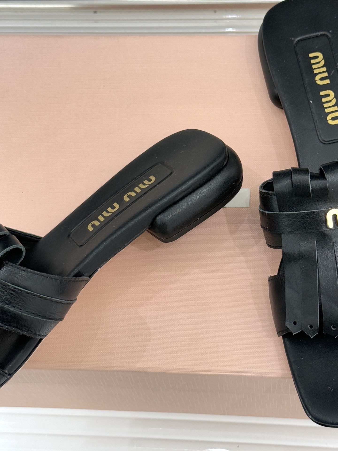 Miu Miu/缪缪26WF早春新品字母流苏猫跟拖鞋将灵动少女感与轻奢格调完美融合。鞋面饰有品牌字母标识