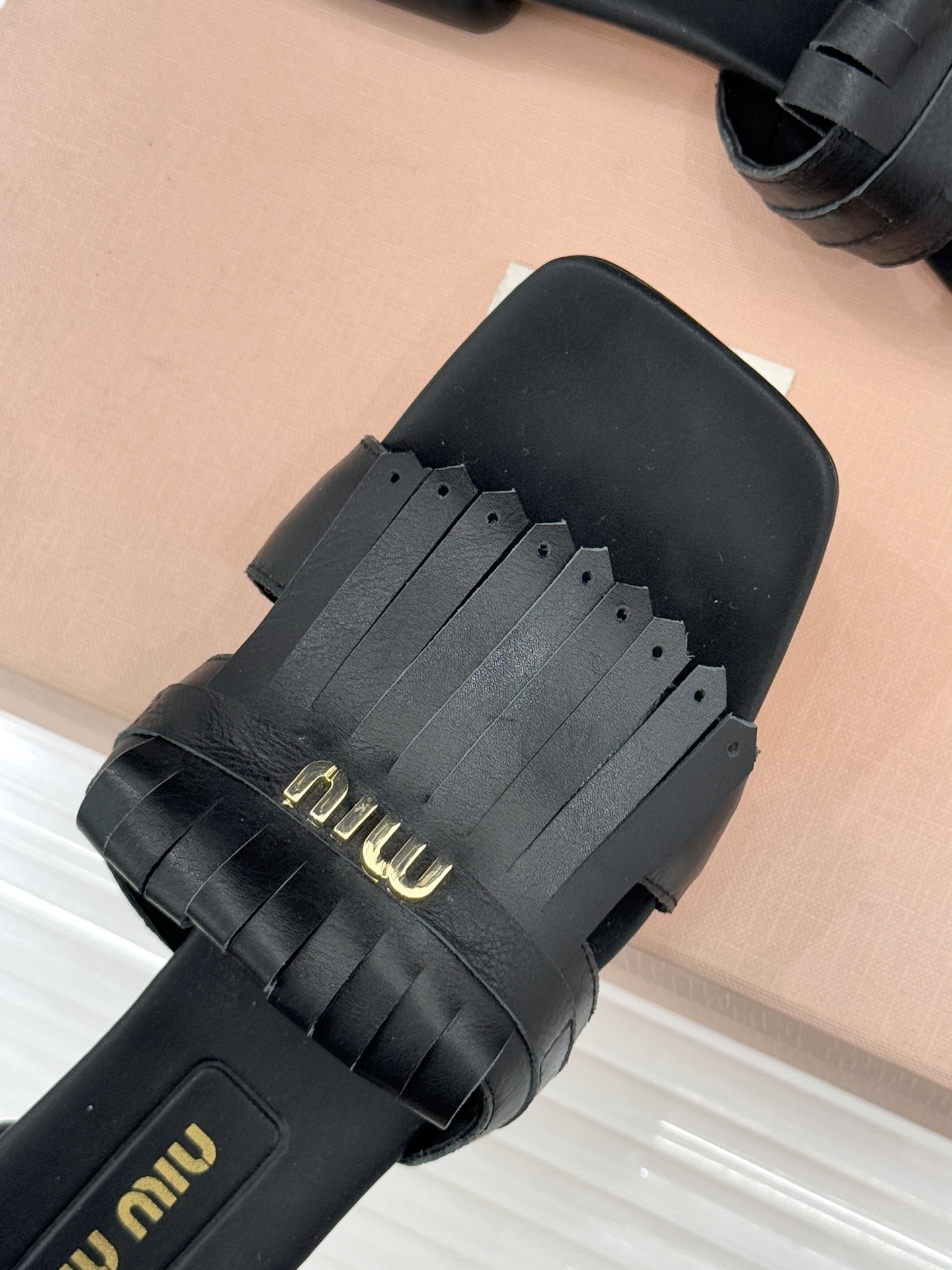 Miu Miu/缪缪26WF早春新品字母流苏猫跟拖鞋将灵动少女感与轻奢格调完美融合。鞋面饰有品牌字母标识