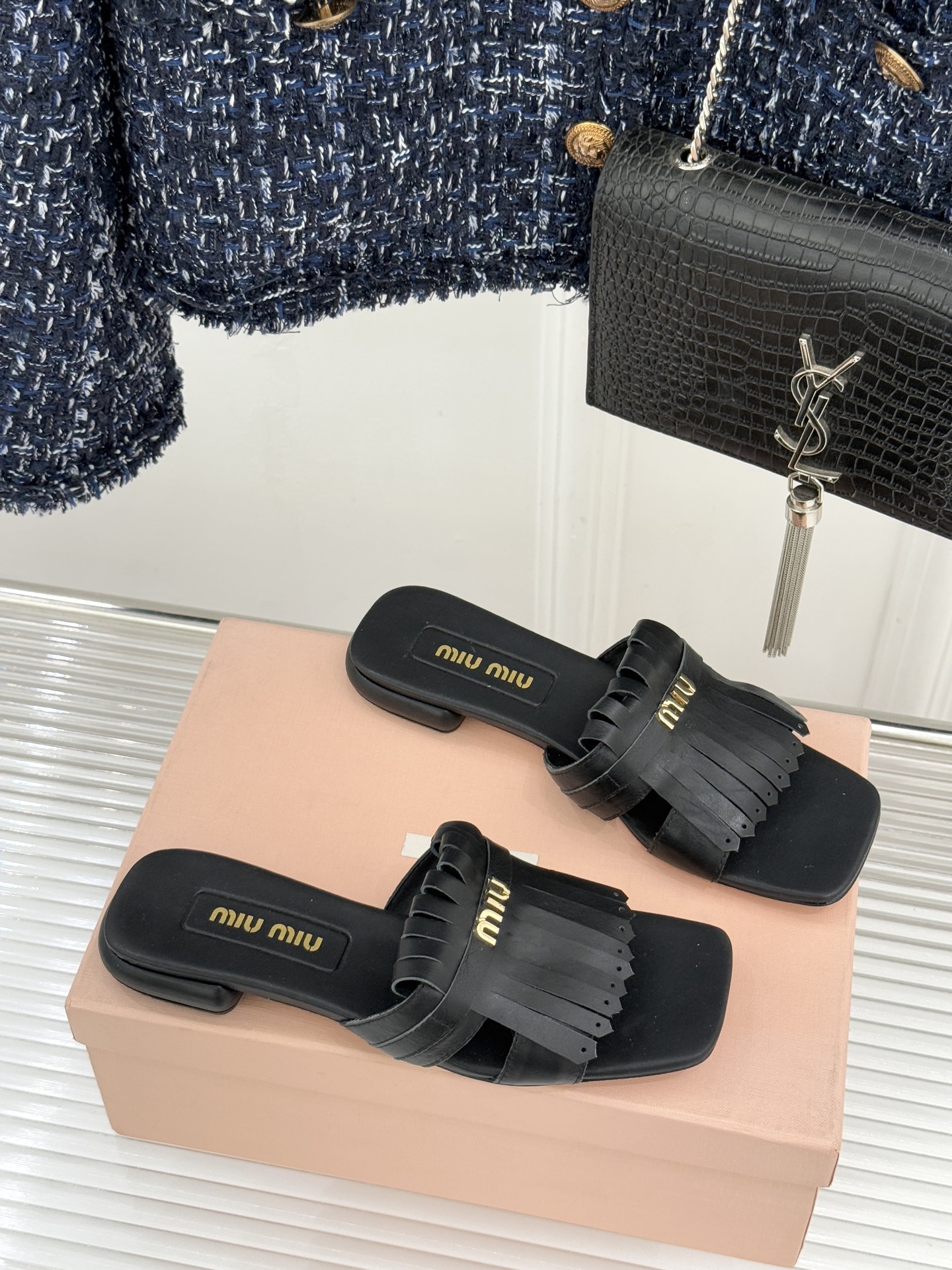 Miu Miu/缪缪26WF早春新品字母流苏猫跟拖鞋将灵动少女感与轻奢格调完美融合。鞋面饰有品牌字母标识