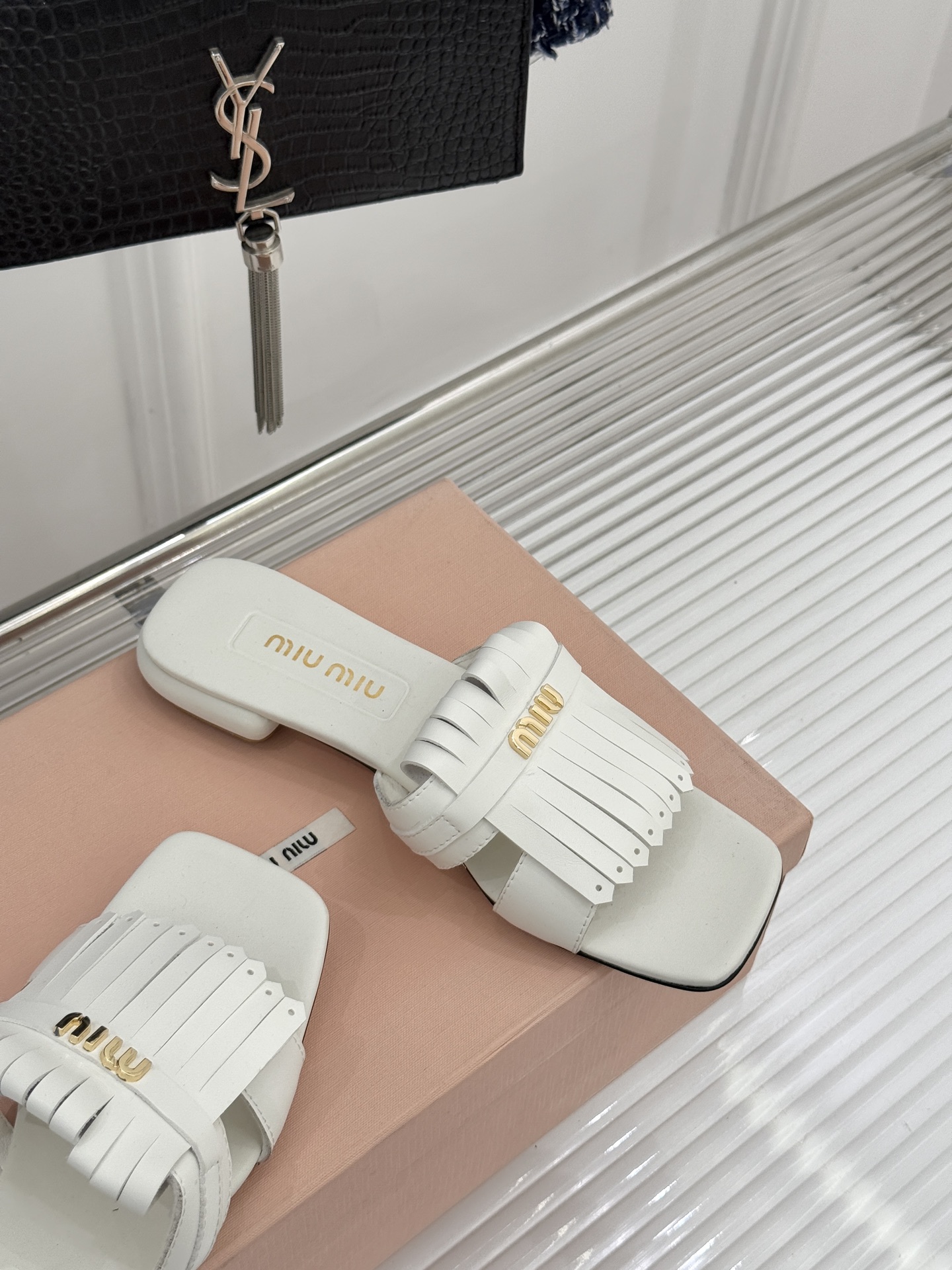 Miu Miu/缪缪26WF早春新品字母流苏猫跟拖鞋将灵动少女感与轻奢格调完美融合。鞋面饰有品牌字母标识