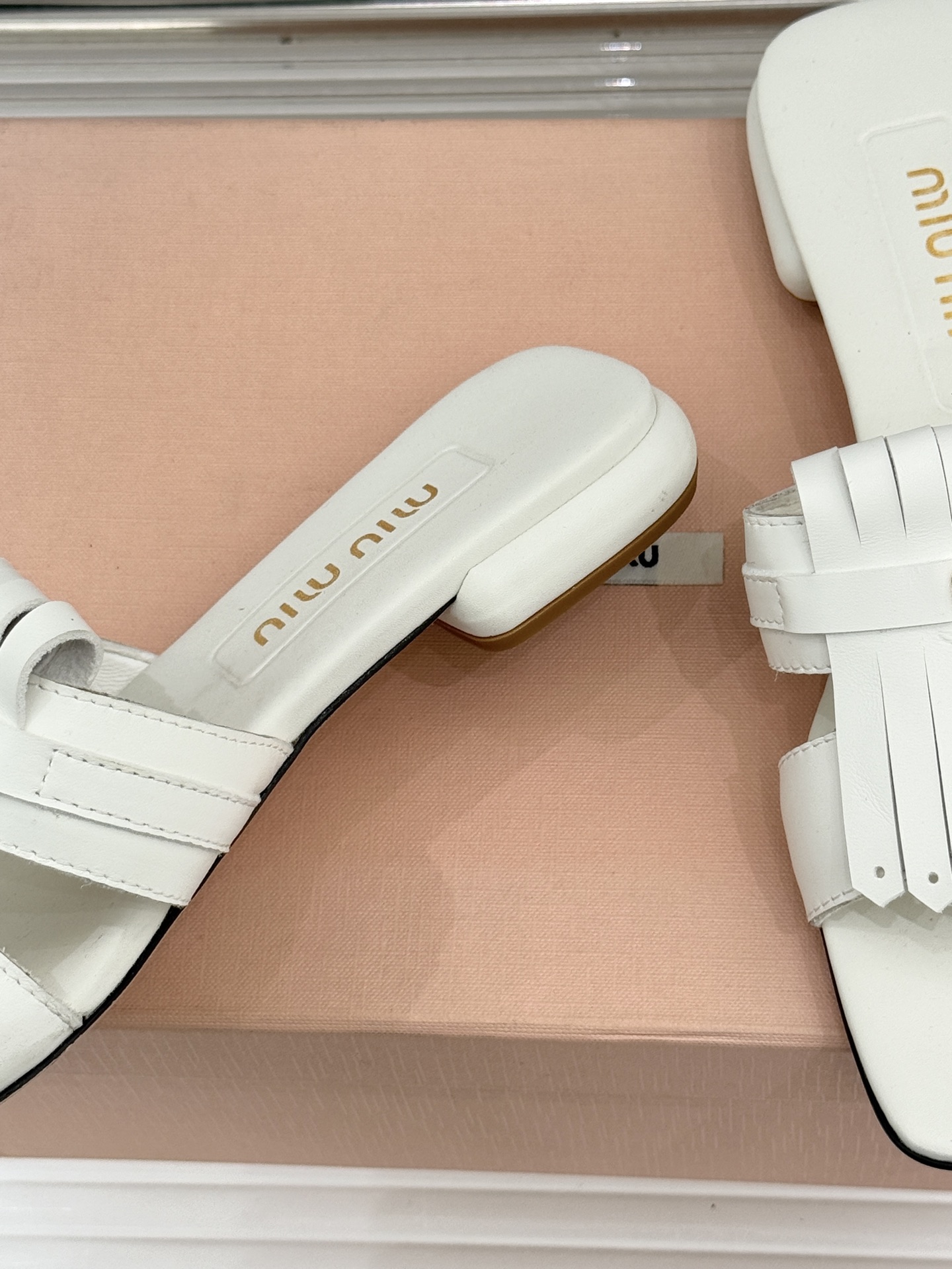 Miu Miu/缪缪26WF早春新品字母流苏猫跟拖鞋将灵动少女感与轻奢格调完美融合。鞋面饰有品牌字母标识