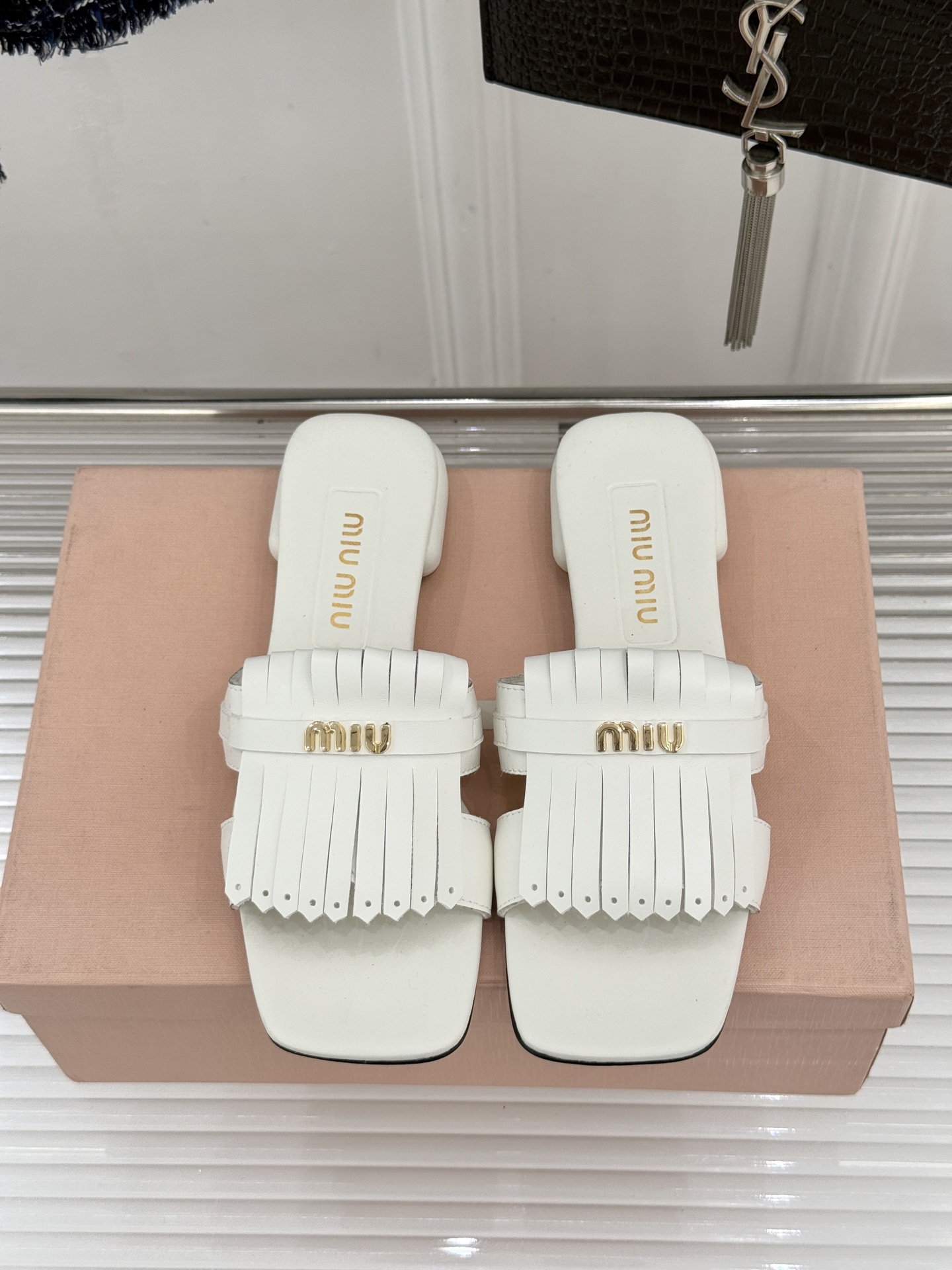 Miu Miu/缪缪26WF早春新品字母流苏猫跟拖鞋将灵动少女感与轻奢格调完美融合。鞋面饰有品牌字母标识