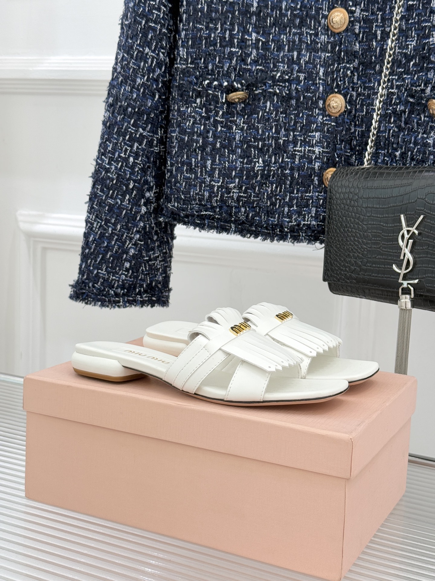 Miu Miu/缪缪26WF早春新品字母流苏猫跟拖鞋将灵动少女感与轻奢格调完美融合。鞋面饰有品牌字母标识