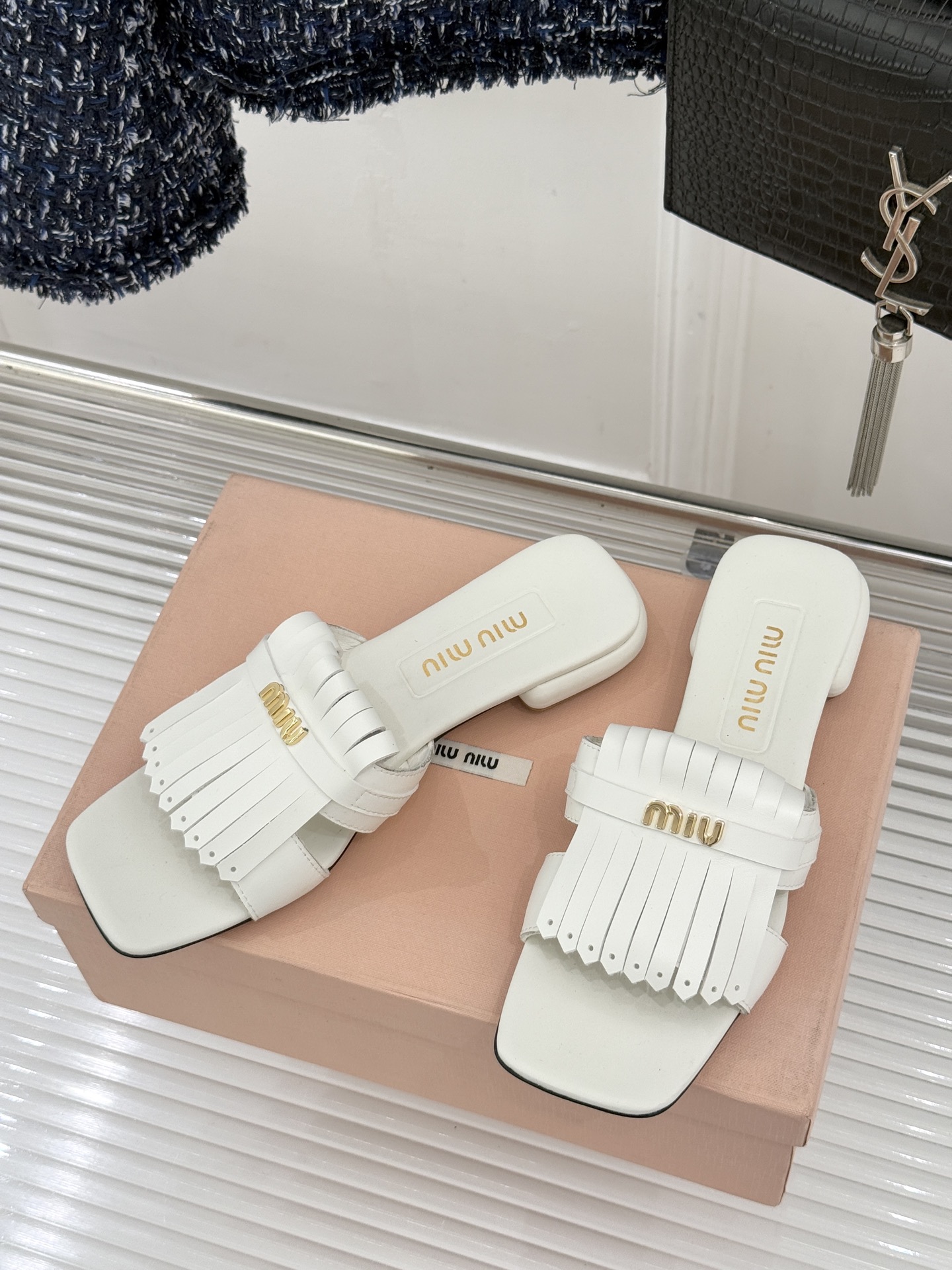 Miu Miu/缪缪26WF早春新品字母流苏猫跟拖鞋将灵动少女感与轻奢格调完美融合。鞋面饰有品牌字母标识