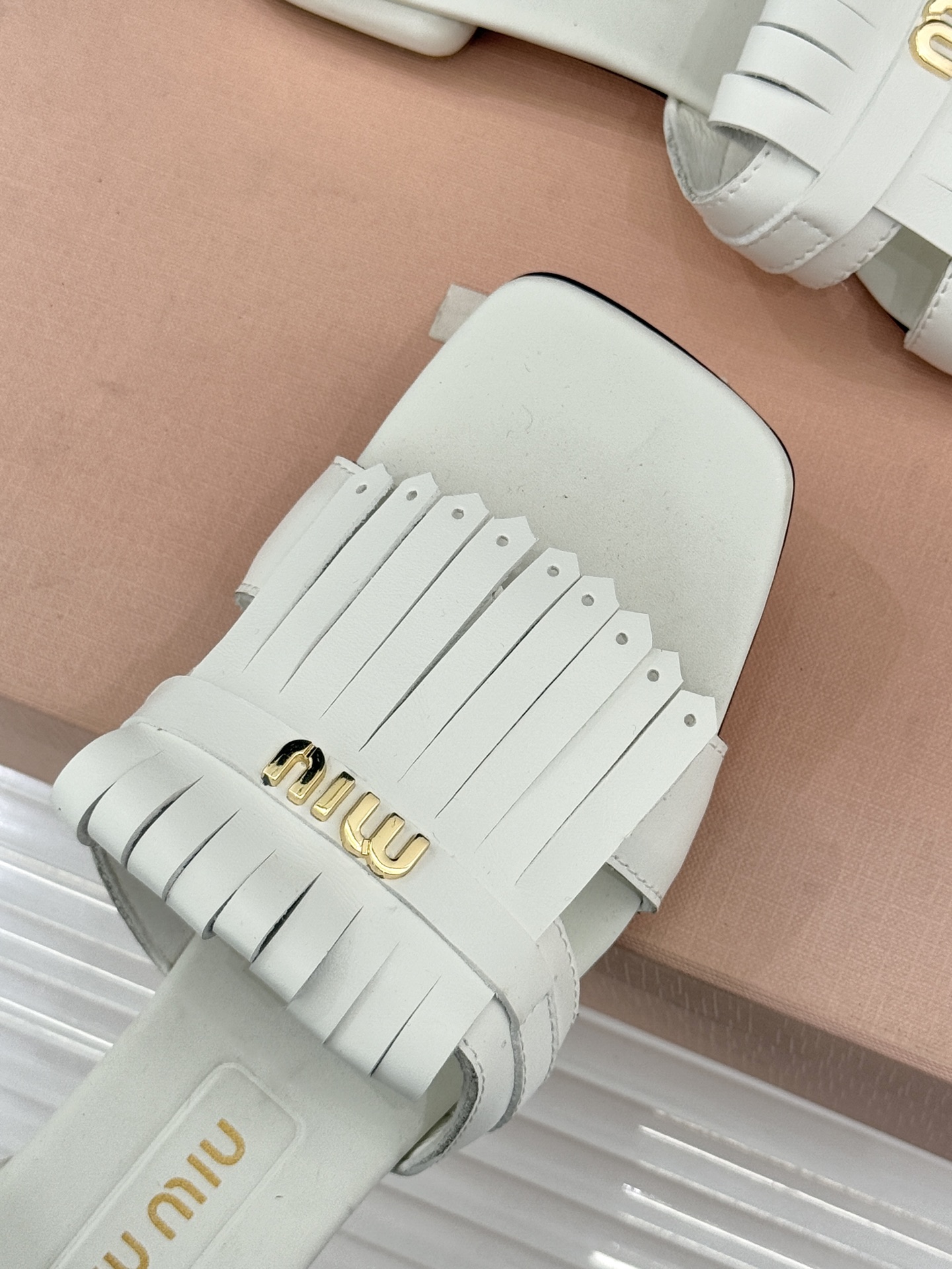 Miu Miu/缪缪26WF早春新品字母流苏猫跟拖鞋将灵动少女感与轻奢格调完美融合。鞋面饰有品牌字母标识