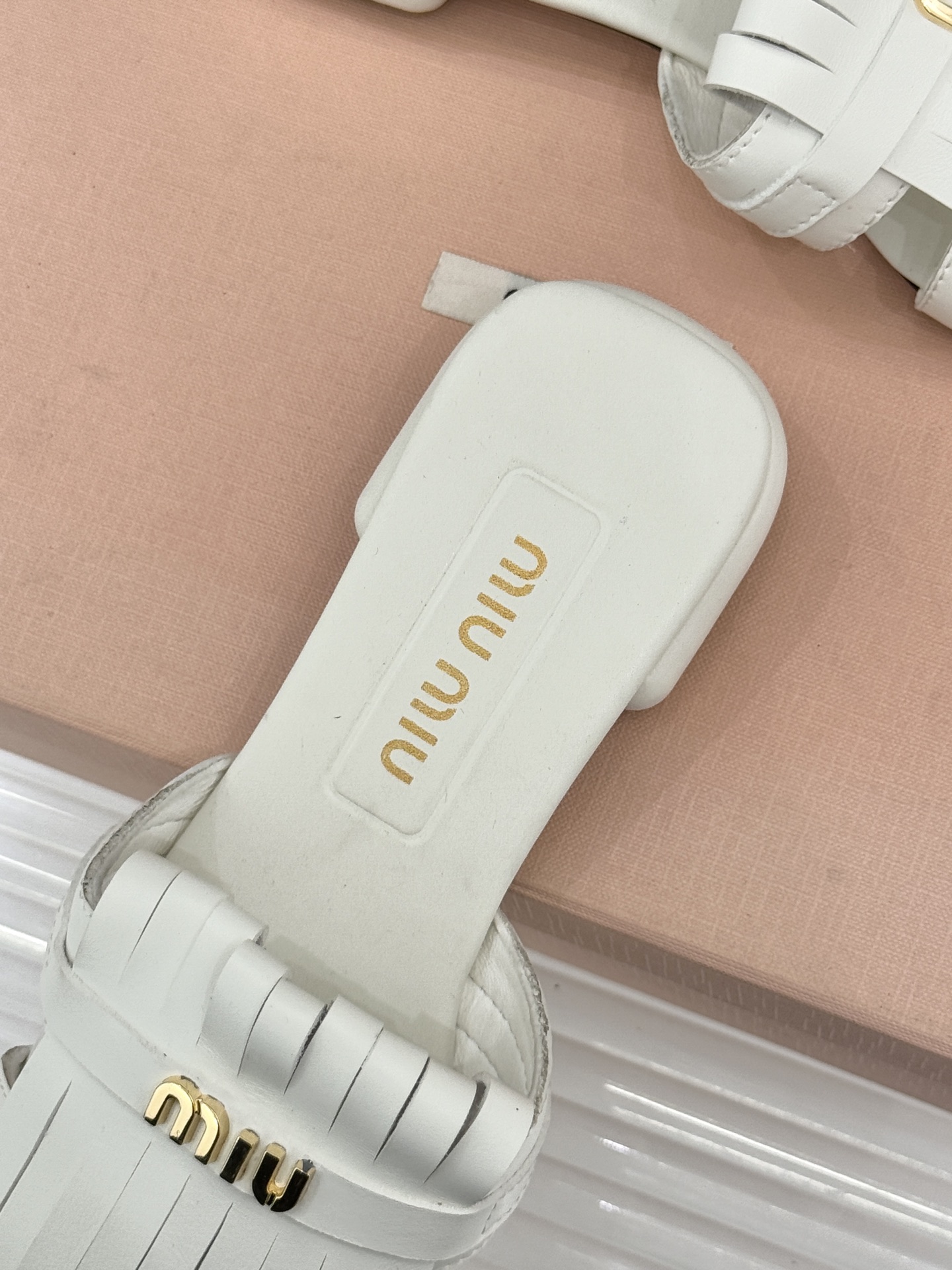 Miu Miu/缪缪26WF早春新品字母流苏猫跟拖鞋将灵动少女感与轻奢格调完美融合。鞋面饰有品牌字母标识