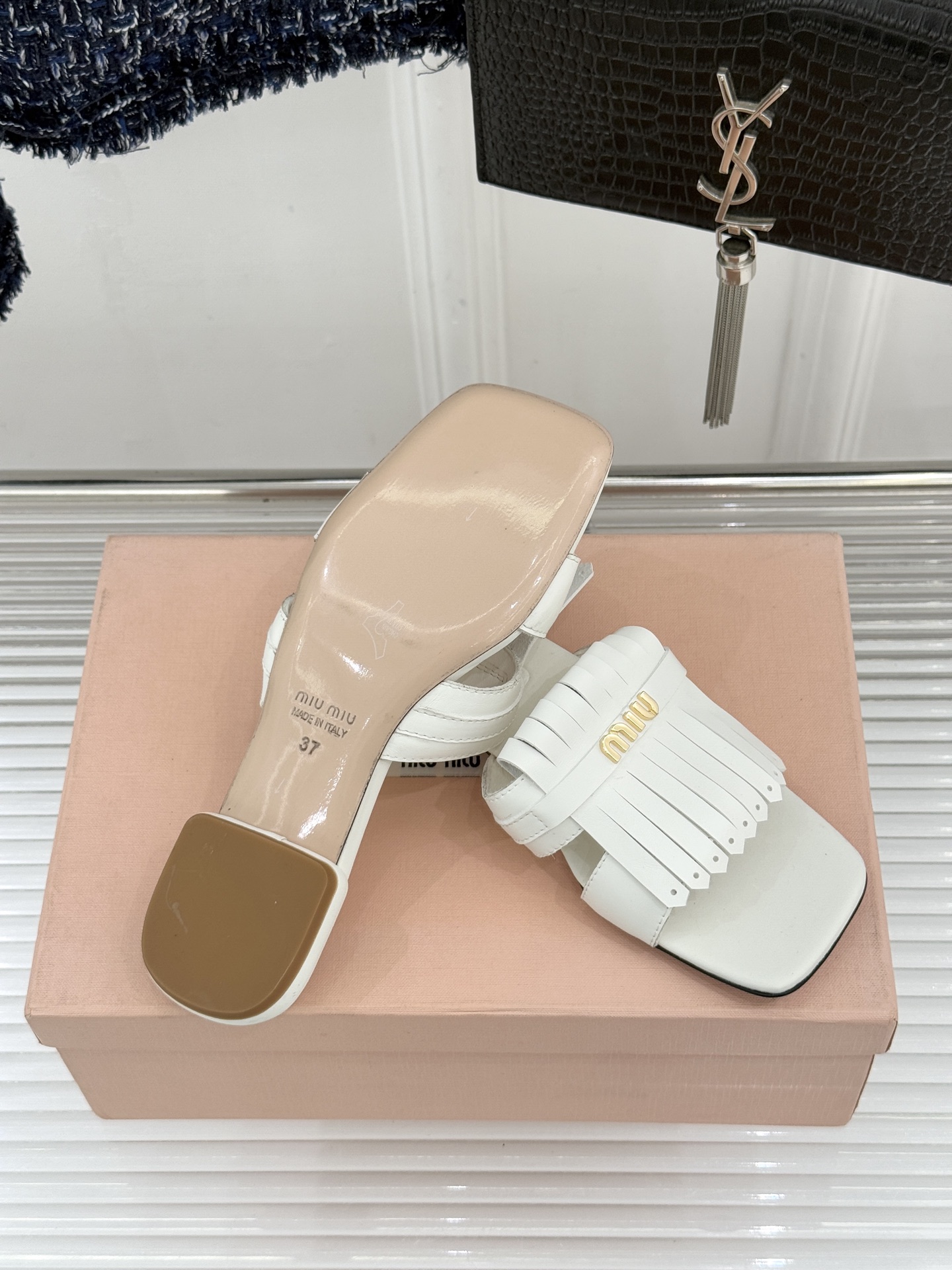 Miu Miu/缪缪26WF早春新品字母流苏猫跟拖鞋将灵动少女感与轻奢格调完美融合。鞋面饰有品牌字母标识