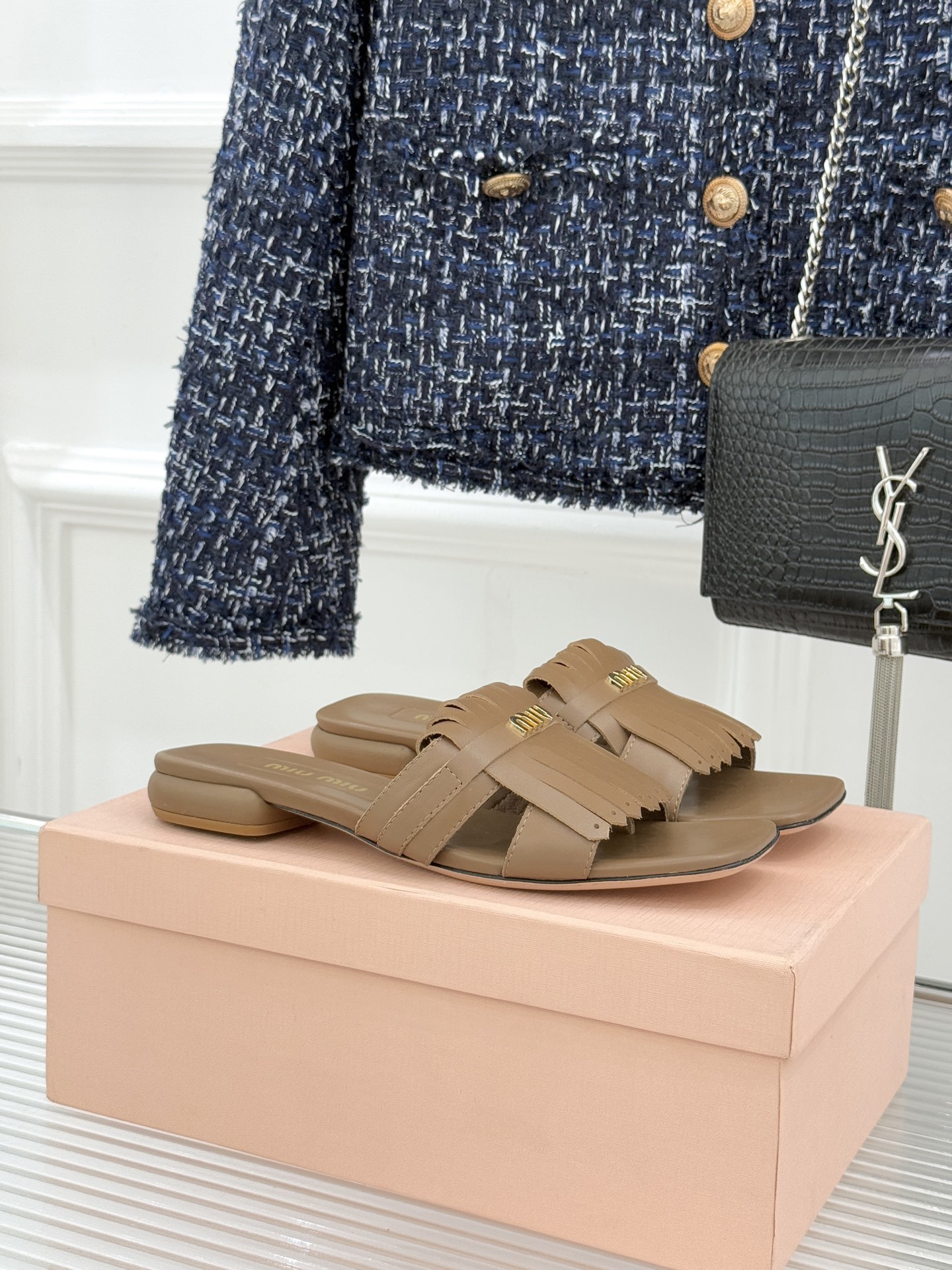 Miu Miu/缪缪26WF早春新品字母流苏猫跟拖鞋将灵动少女感与轻奢格调完美融合。鞋面饰有品牌字母标识