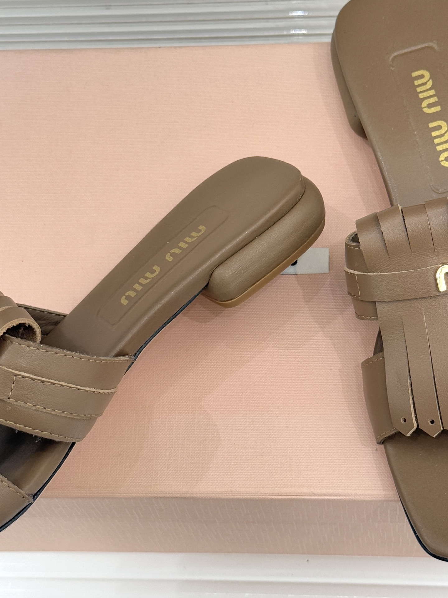 Miu Miu/缪缪26WF早春新品字母流苏猫跟拖鞋将灵动少女感与轻奢格调完美融合。鞋面饰有品牌字母标识