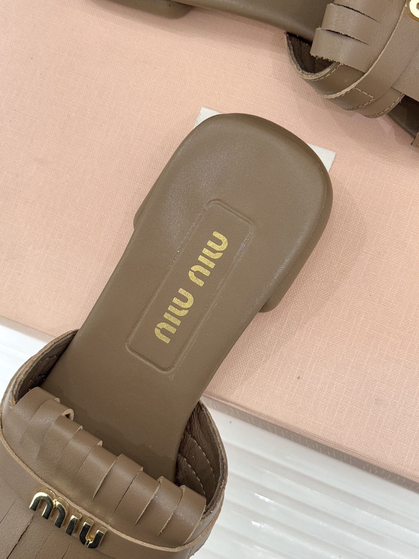 Miu Miu/缪缪26WF早春新品字母流苏猫跟拖鞋将灵动少女感与轻奢格调完美融合。鞋面饰有品牌字母标识