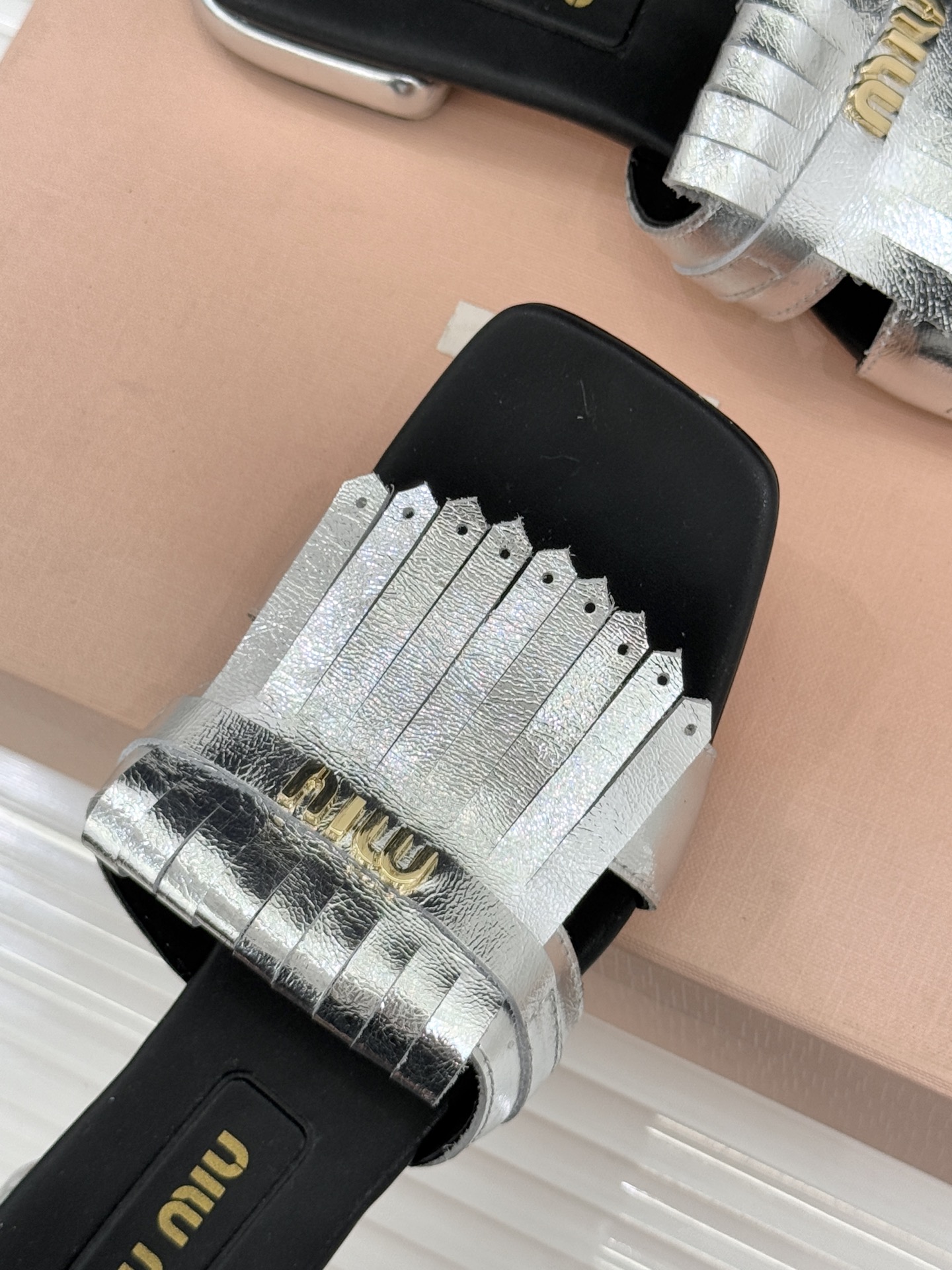 Miu Miu/缪缪26WF早春新品字母流苏猫跟拖鞋将灵动少女感与轻奢格调完美融合。鞋面饰有品牌字母标识