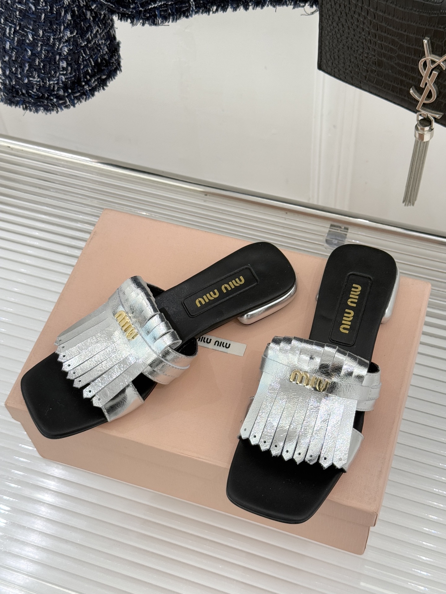 Miu Miu/缪缪26WF早春新品字母流苏猫跟拖鞋将灵动少女感与轻奢格调完美融合。鞋面饰有品牌字母标识