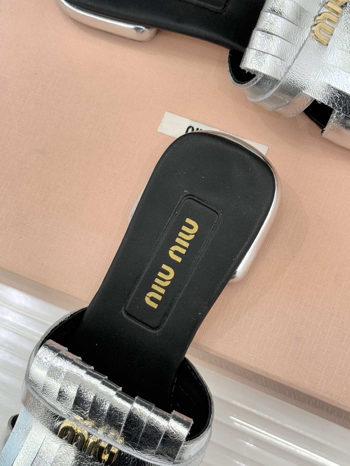 Miu Miu/缪缪26WF早春新品字母流苏猫跟拖鞋将灵动少女感与轻奢格调完美融合。鞋面饰有品牌字母标识