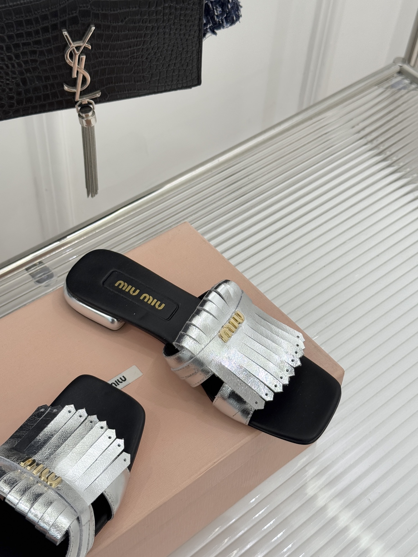 Miu Miu/缪缪26WF早春新品字母流苏猫跟拖鞋将灵动少女感与轻奢格调完美融合。鞋面饰有品牌字母标识