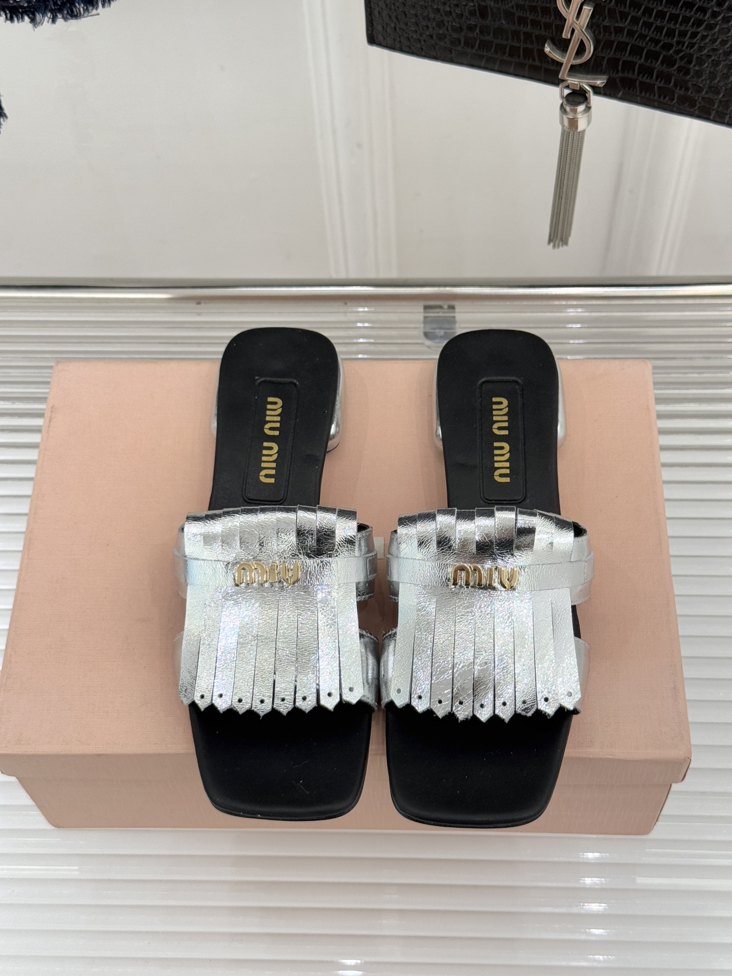 Miu Miu/缪缪26WF早春新品字母流苏猫跟拖鞋将灵动少女感与轻奢格调完美融合。鞋面饰有品牌字母标识