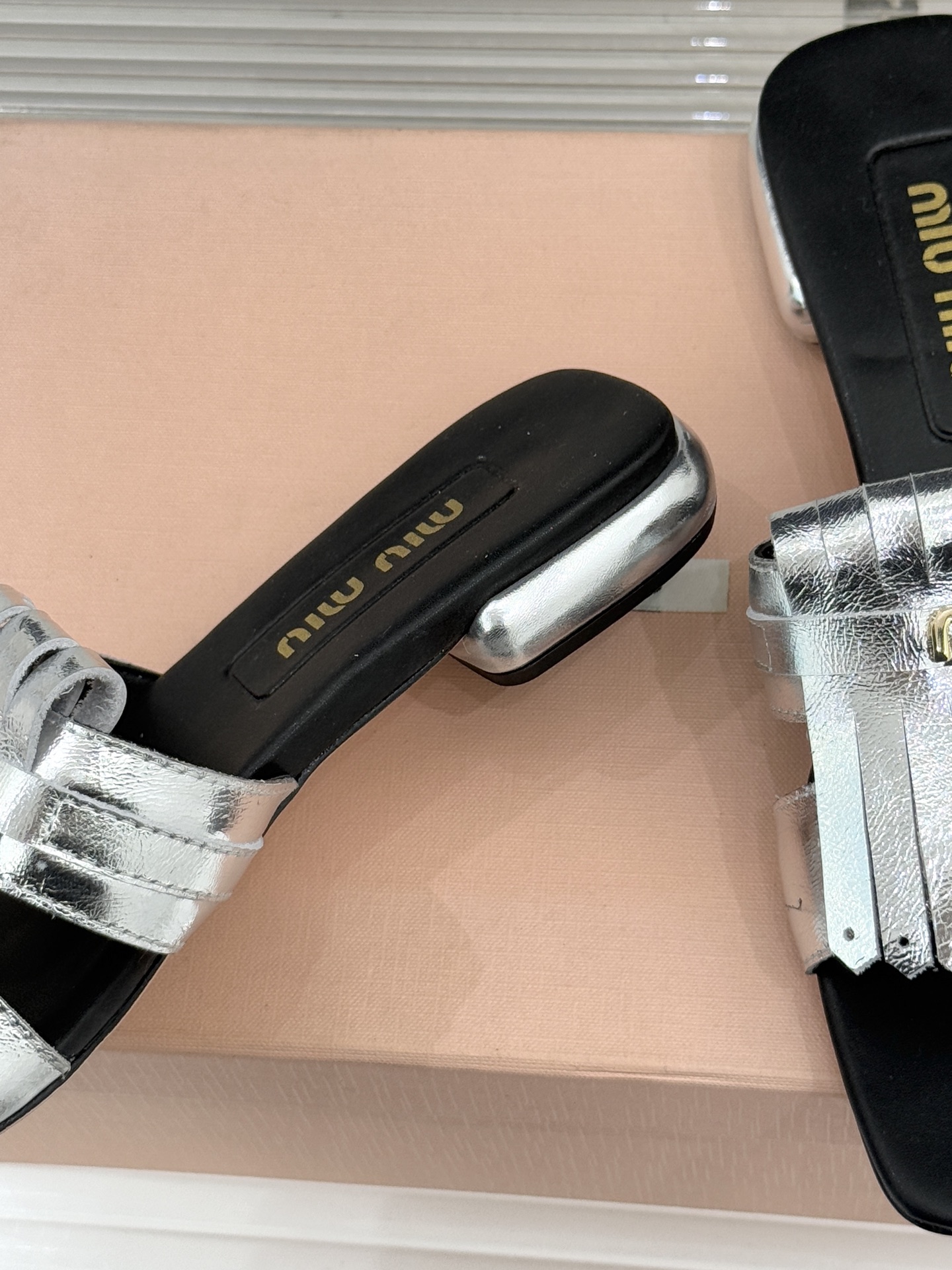 Miu Miu/缪缪26WF早春新品字母流苏猫跟拖鞋将灵动少女感与轻奢格调完美融合。鞋面饰有品牌字母标识