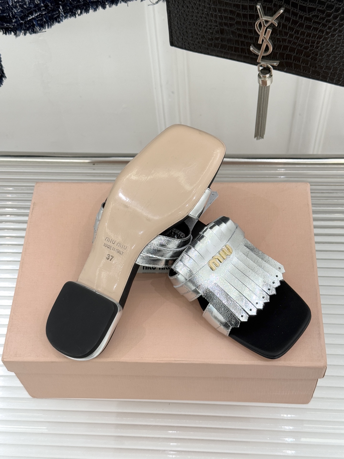 Miu Miu/缪缪26WF早春新品字母流苏猫跟拖鞋将灵动少女感与轻奢格调完美融合。鞋面饰有品牌字母标识