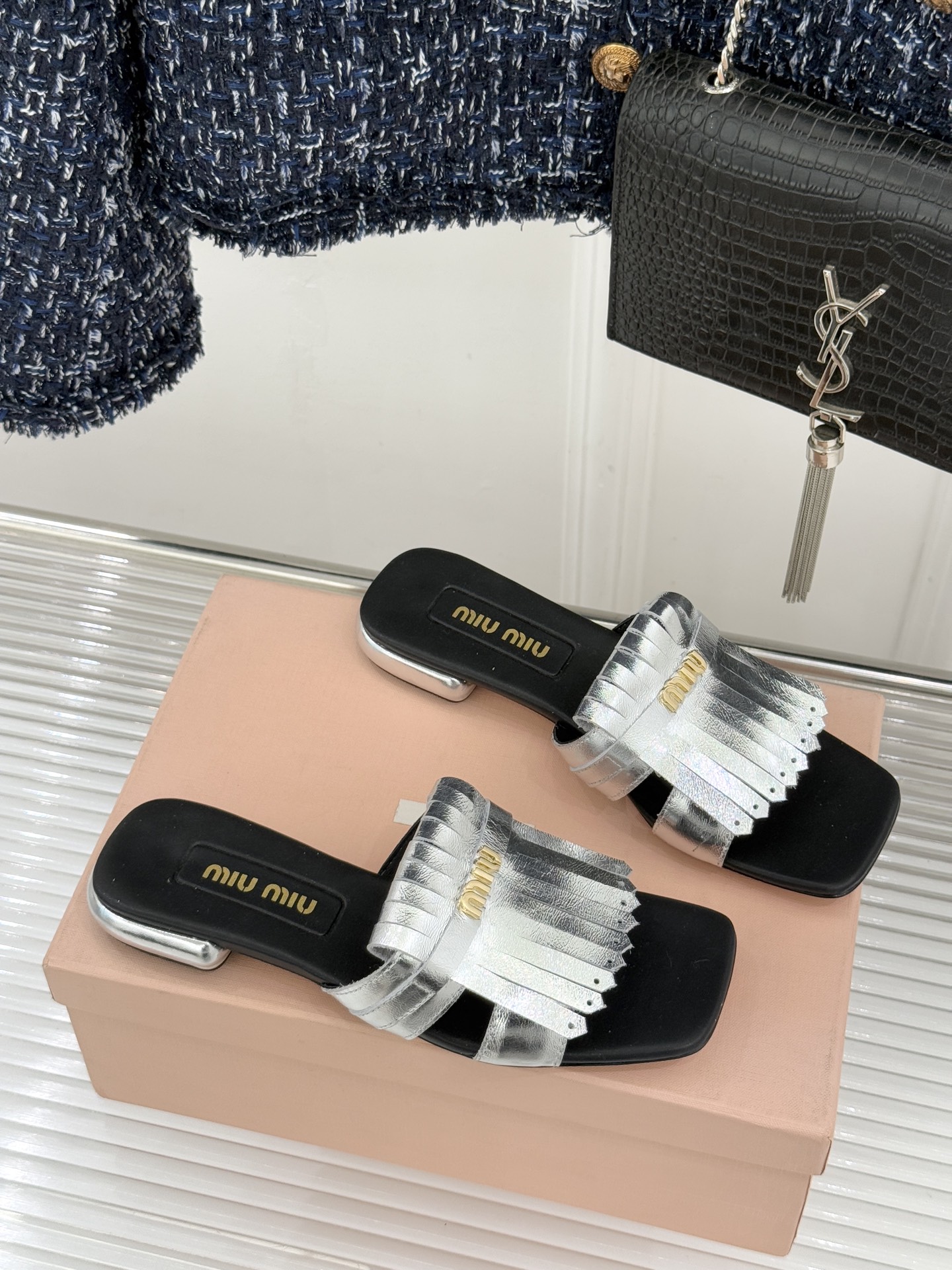 Miu Miu/缪缪26WF早春新品字母流苏猫跟拖鞋将灵动少女感与轻奢格调完美融合。鞋面饰有品牌字母标识