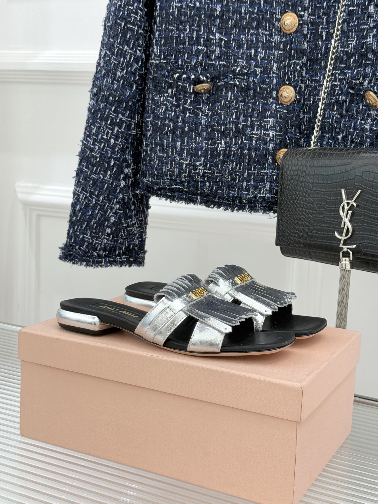 Miu Miu/缪缪26WF早春新品字母流苏猫跟拖鞋将灵动少女感与轻奢格调完美融合。鞋面饰有品牌字母标识