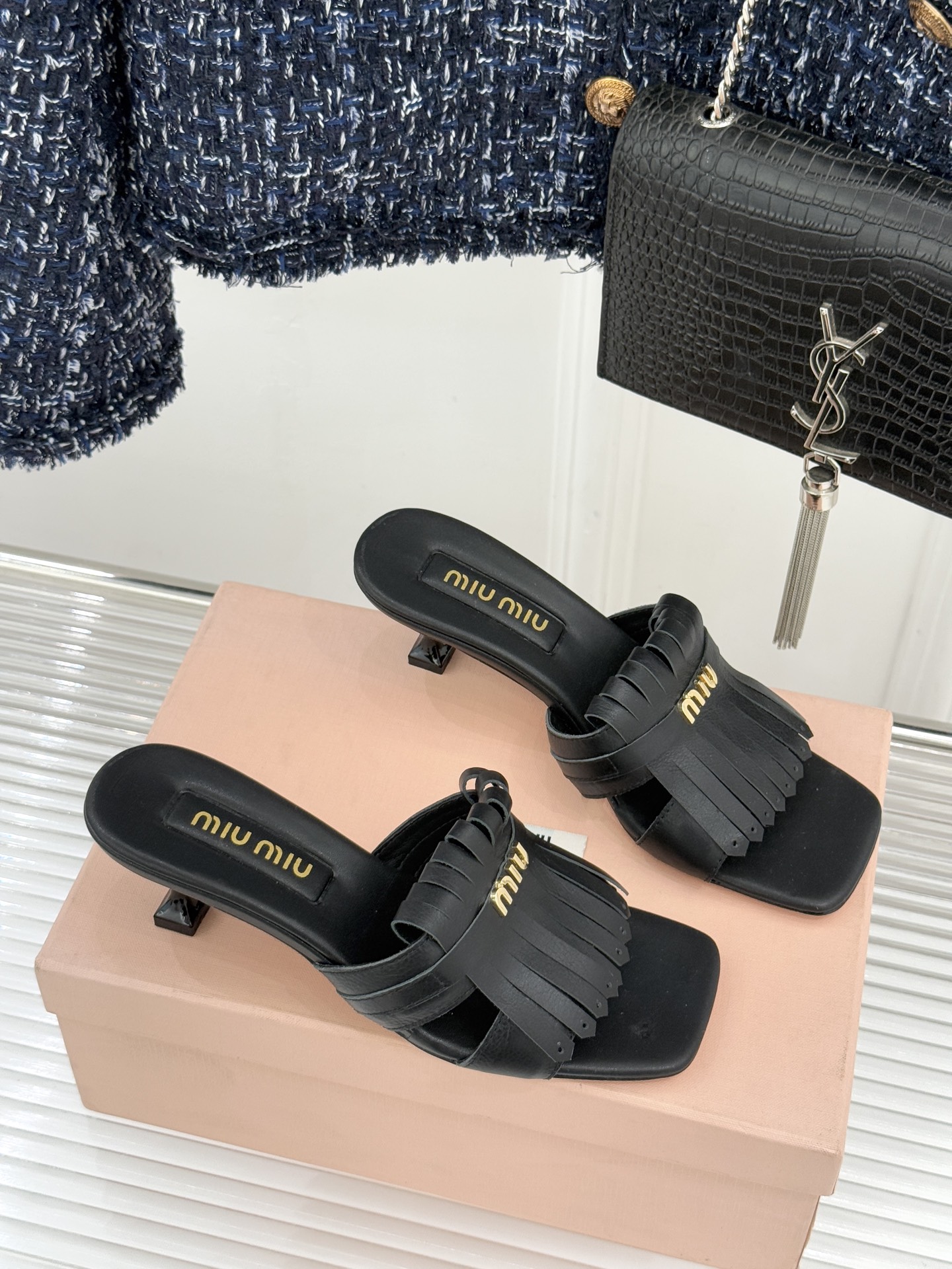 Miu Miu/缪缪26WF早春新品字母流苏猫跟拖鞋将灵动少女感与轻奢格调完美融合。鞋面饰有品牌字母标识