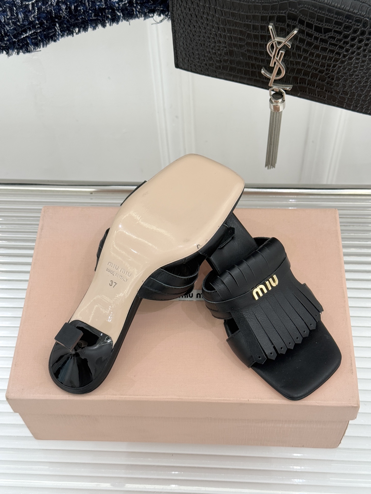 Miu Miu/缪缪26WF早春新品字母流苏猫跟拖鞋将灵动少女感与轻奢格调完美融合。鞋面饰有品牌字母标识