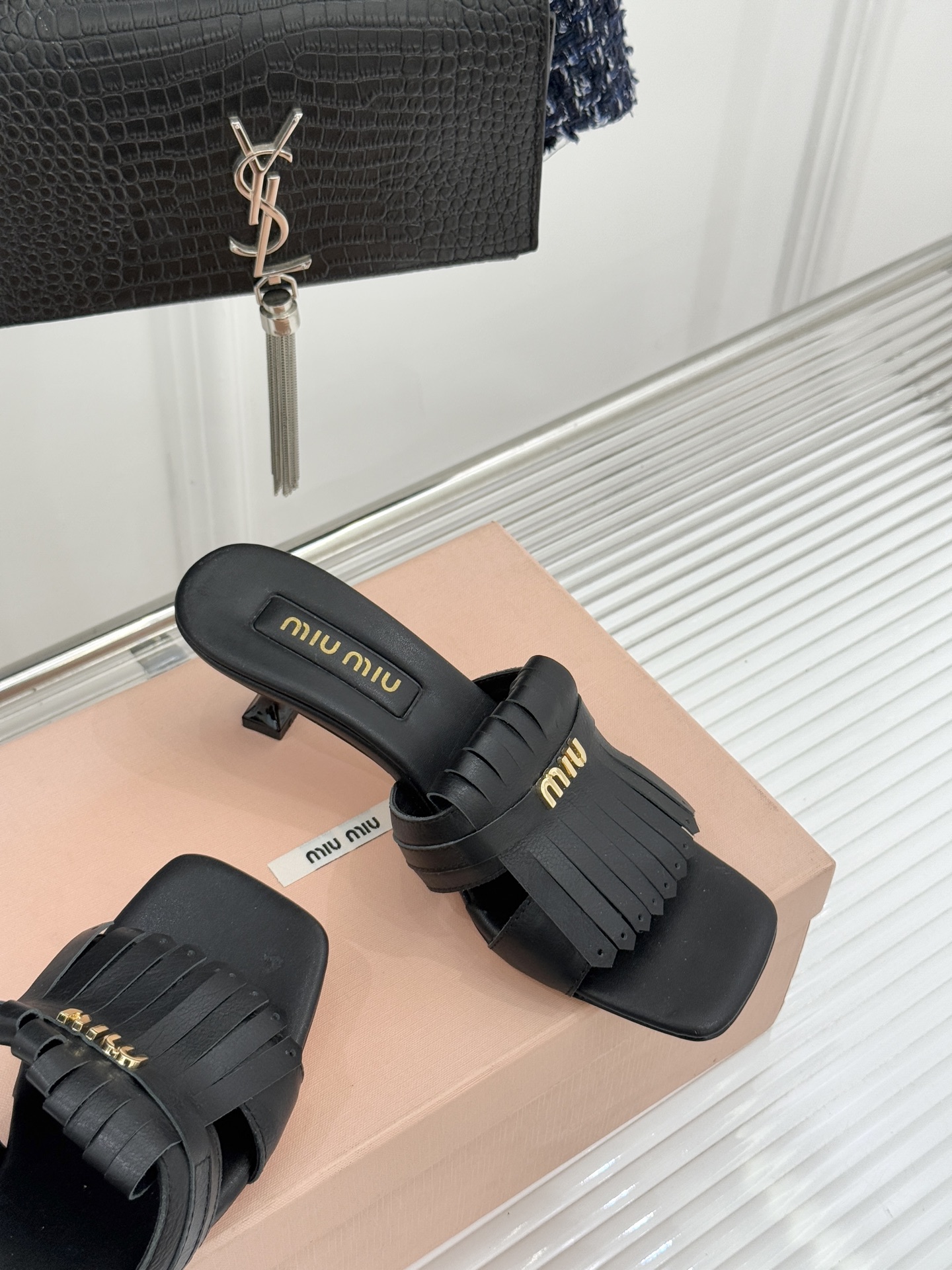 Miu Miu/缪缪26WF早春新品字母流苏猫跟拖鞋将灵动少女感与轻奢格调完美融合。鞋面饰有品牌字母标识