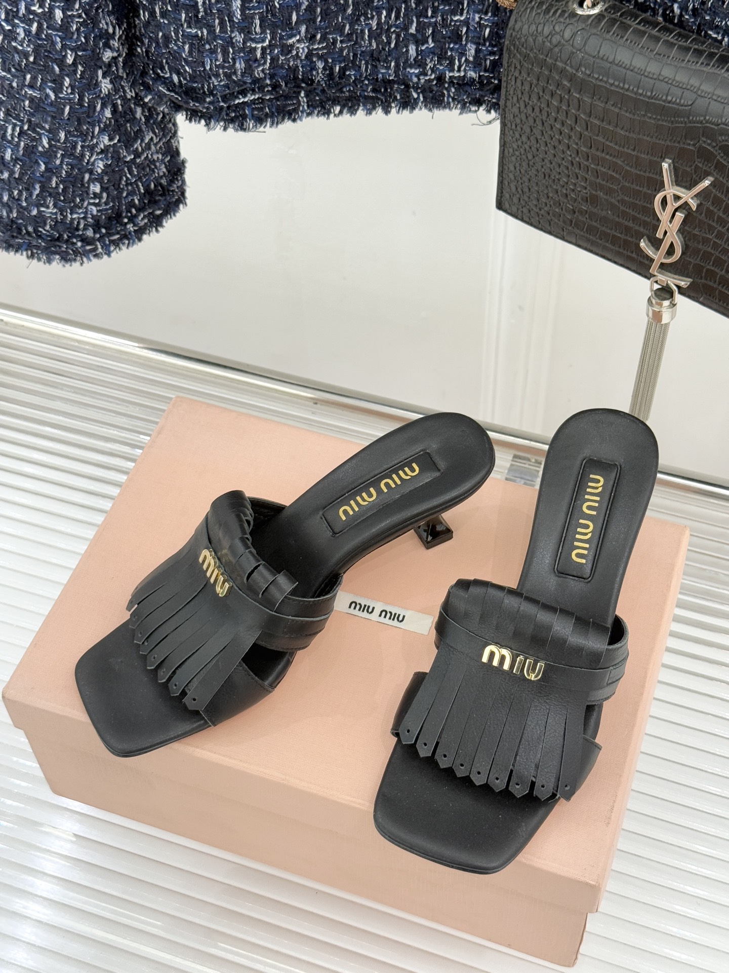 Miu Miu/缪缪26WF早春新品字母流苏猫跟拖鞋将灵动少女感与轻奢格调完美融合。鞋面饰有品牌字母标识