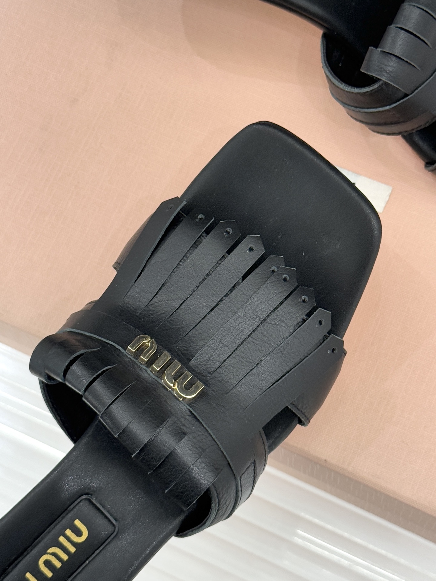 Miu Miu/缪缪26WF早春新品字母流苏猫跟拖鞋将灵动少女感与轻奢格调完美融合。鞋面饰有品牌字母标识