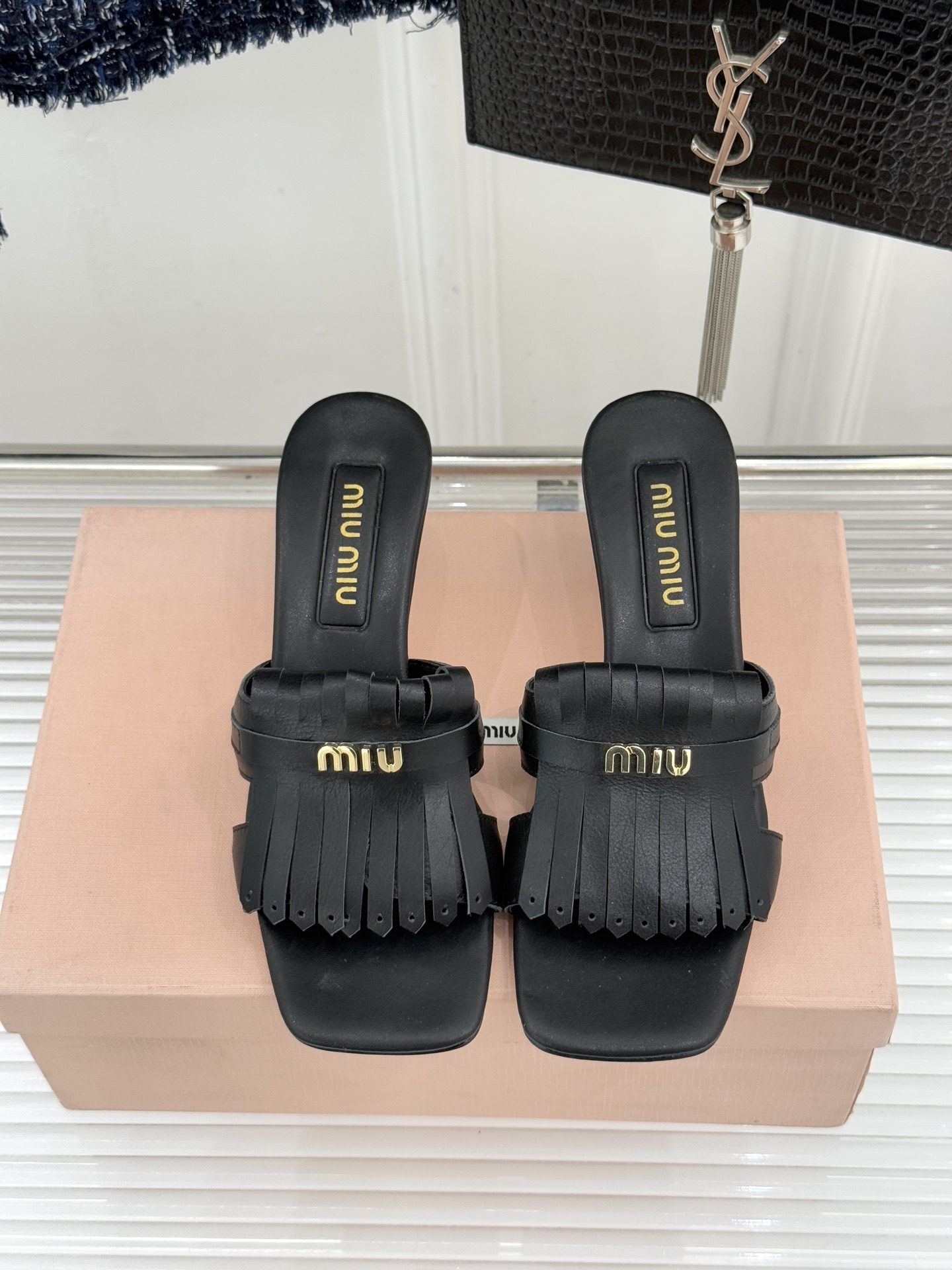 Miu Miu/缪缪26WF早春新品字母流苏猫跟拖鞋将灵动少女感与轻奢格调完美融合。鞋面饰有品牌字母标识