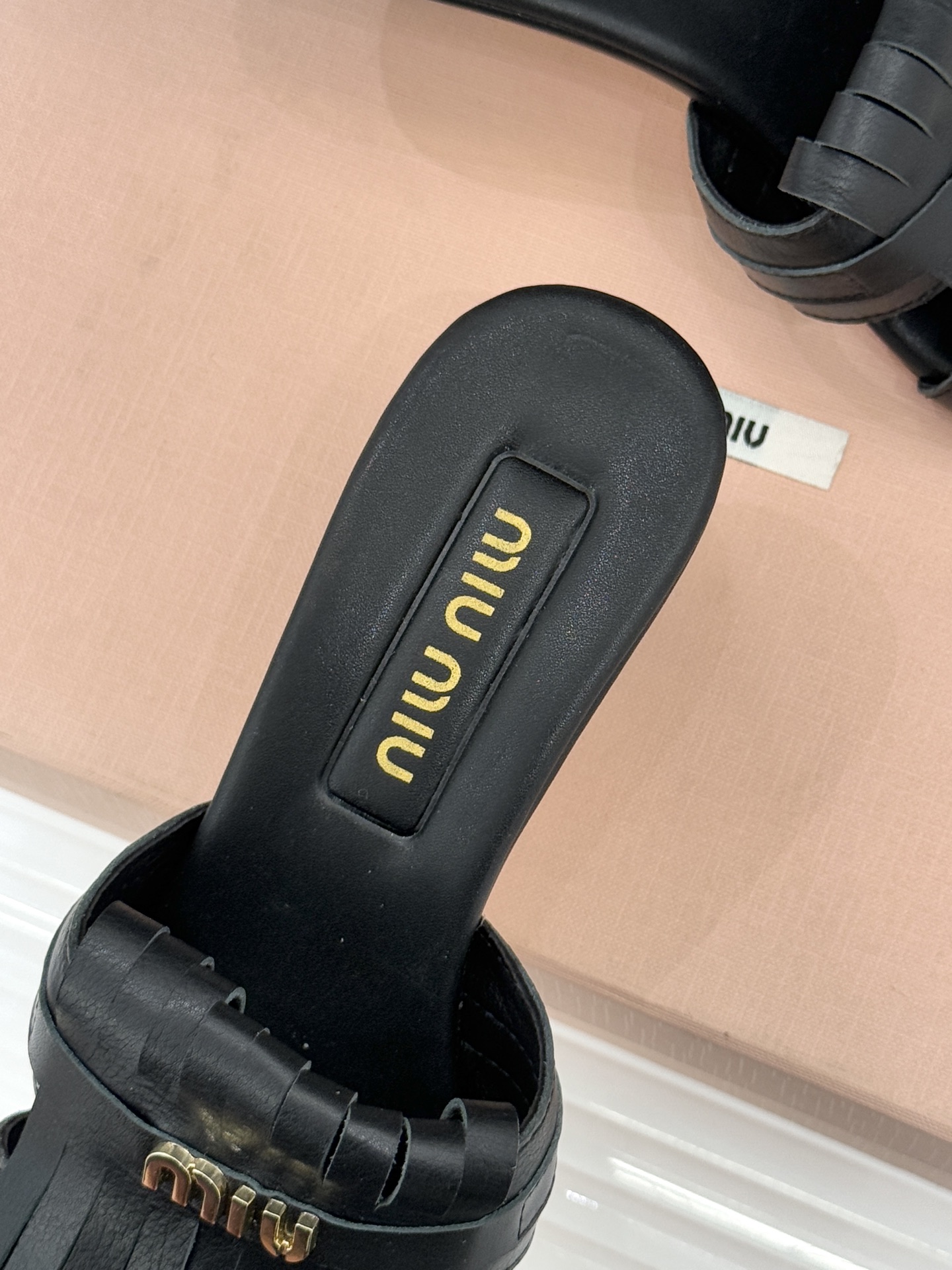 Miu Miu/缪缪26WF早春新品字母流苏猫跟拖鞋将灵动少女感与轻奢格调完美融合。鞋面饰有品牌字母标识