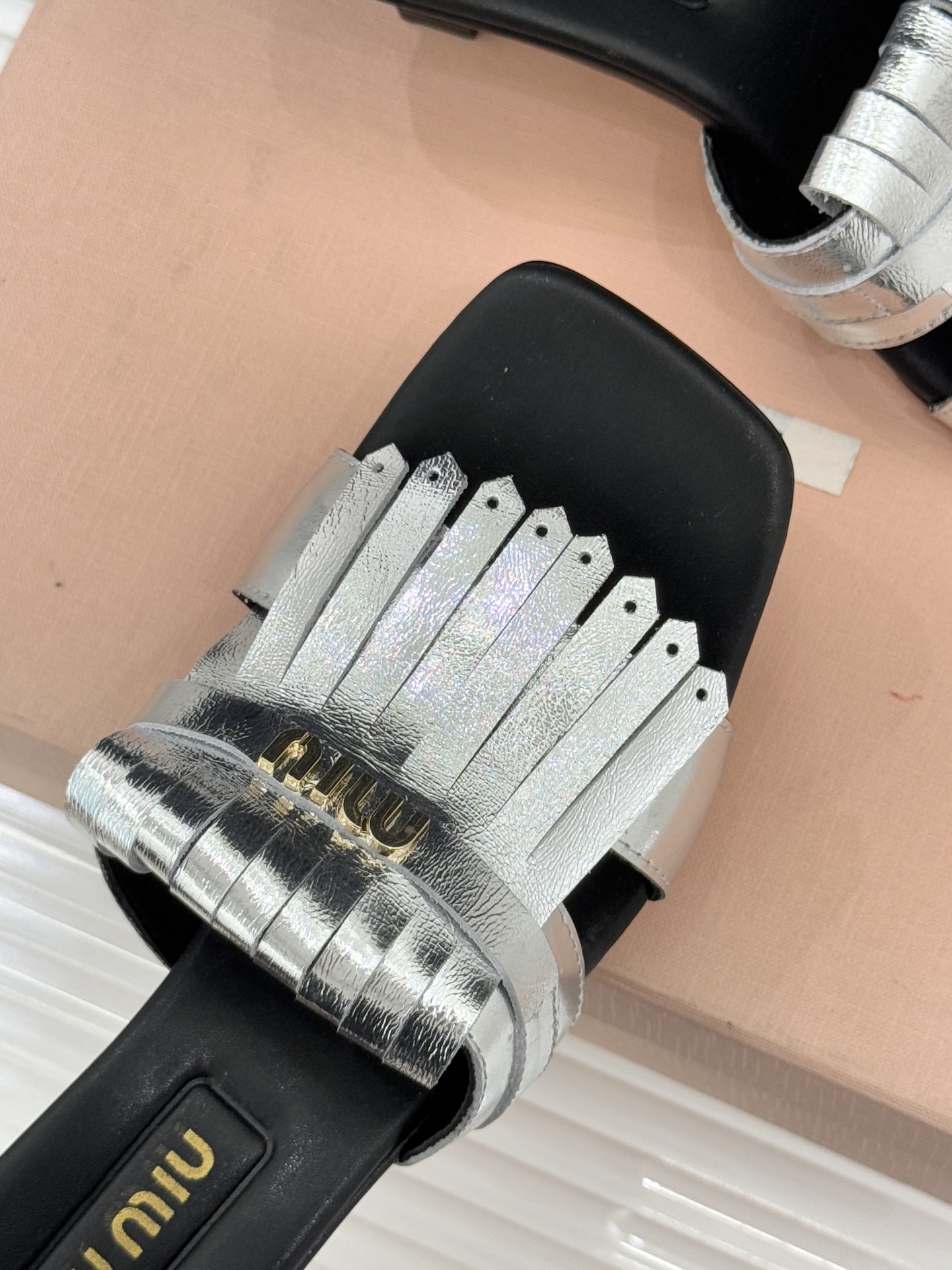 Miu Miu/缪缪26WF早春新品字母流苏猫跟拖鞋将灵动少女感与轻奢格调完美融合。鞋面饰有品牌字母标识