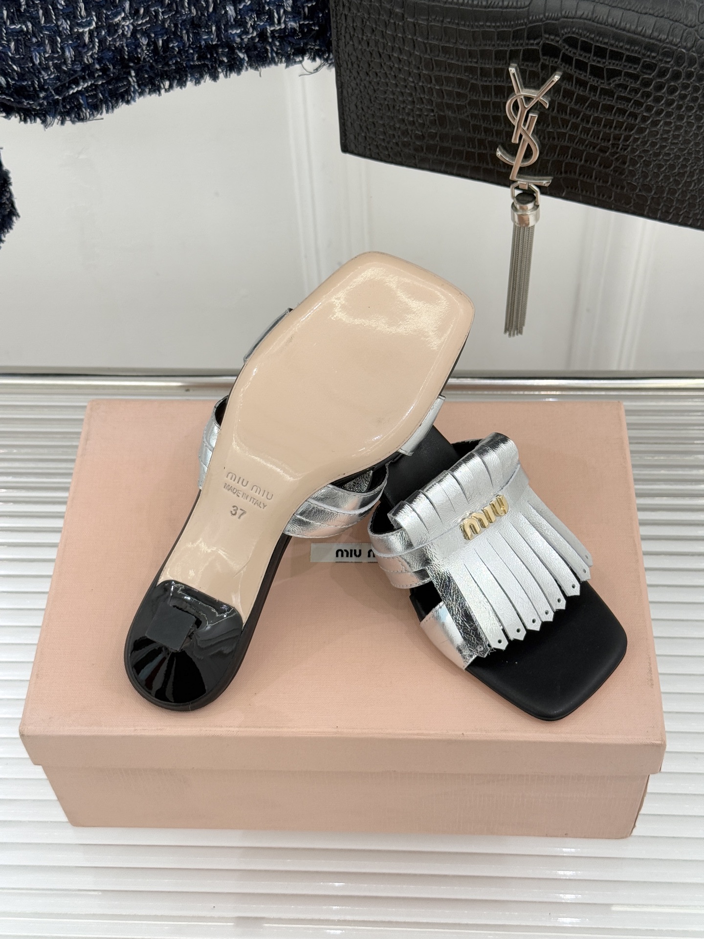 Miu Miu/缪缪26WF早春新品字母流苏猫跟拖鞋将灵动少女感与轻奢格调完美融合。鞋面饰有品牌字母标识