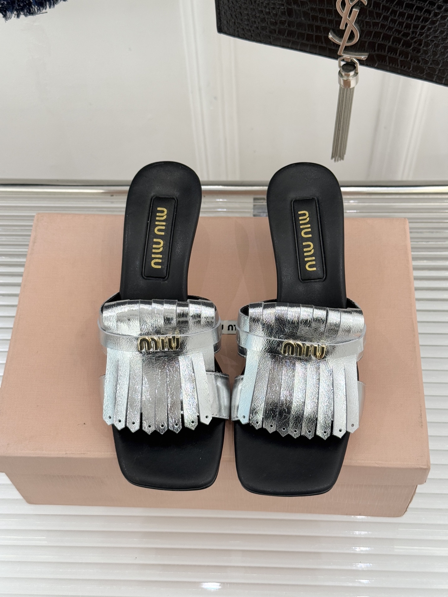 Miu Miu/缪缪26WF早春新品字母流苏猫跟拖鞋将灵动少女感与轻奢格调完美融合。鞋面饰有品牌字母标识