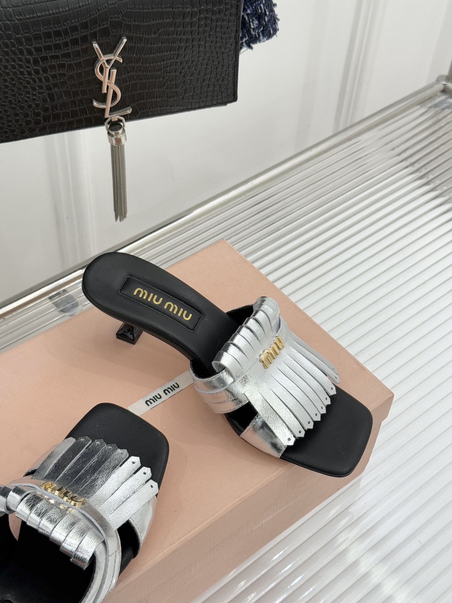 Miu Miu/缪缪26WF早春新品字母流苏猫跟拖鞋将灵动少女感与轻奢格调完美融合。鞋面饰有品牌字母标识