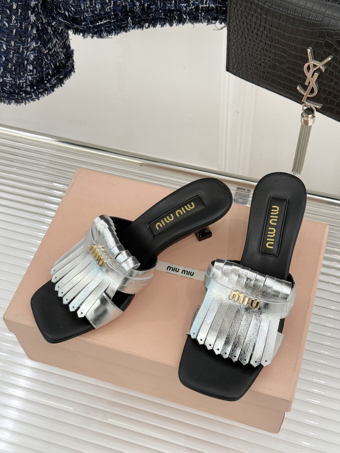 Miu Miu/缪缪26WF早春新品字母流苏猫跟拖鞋将灵动少女感与轻奢格调完美融合。鞋面饰有品牌字母标识