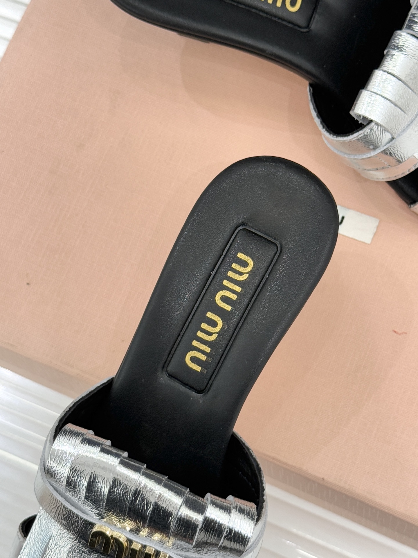 Miu Miu/缪缪26WF早春新品字母流苏猫跟拖鞋将灵动少女感与轻奢格调完美融合。鞋面饰有品牌字母标识