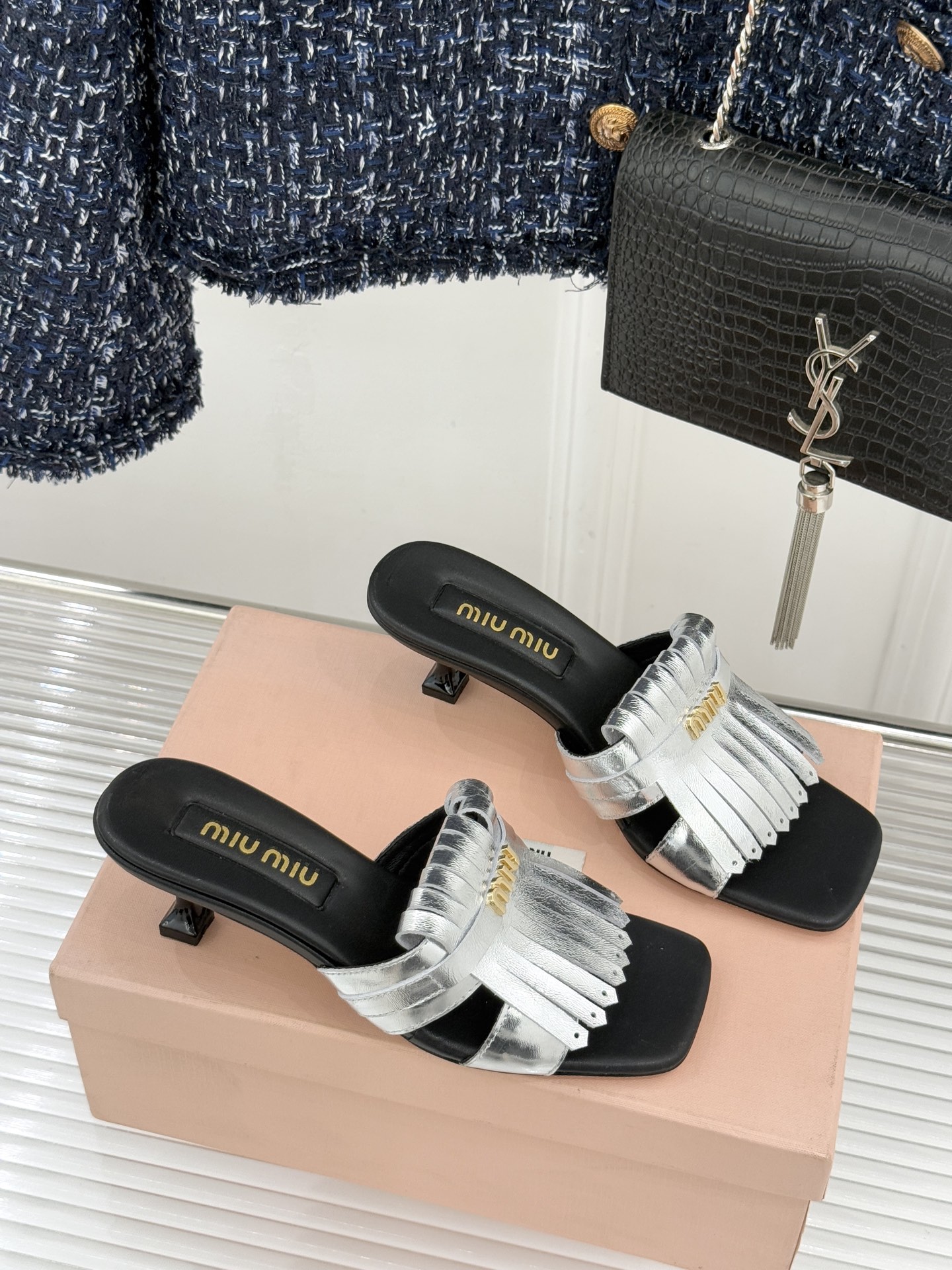 Miu Miu/缪缪26WF早春新品字母流苏猫跟拖鞋将灵动少女感与轻奢格调完美融合。鞋面饰有品牌字母标识