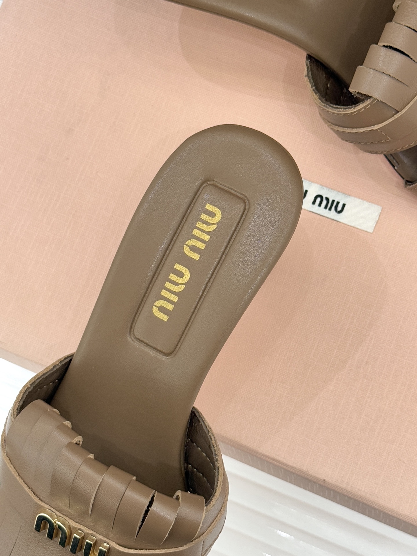 Miu Miu/缪缪26WF早春新品字母流苏猫跟拖鞋将灵动少女感与轻奢格调完美融合。鞋面饰有品牌字母标识